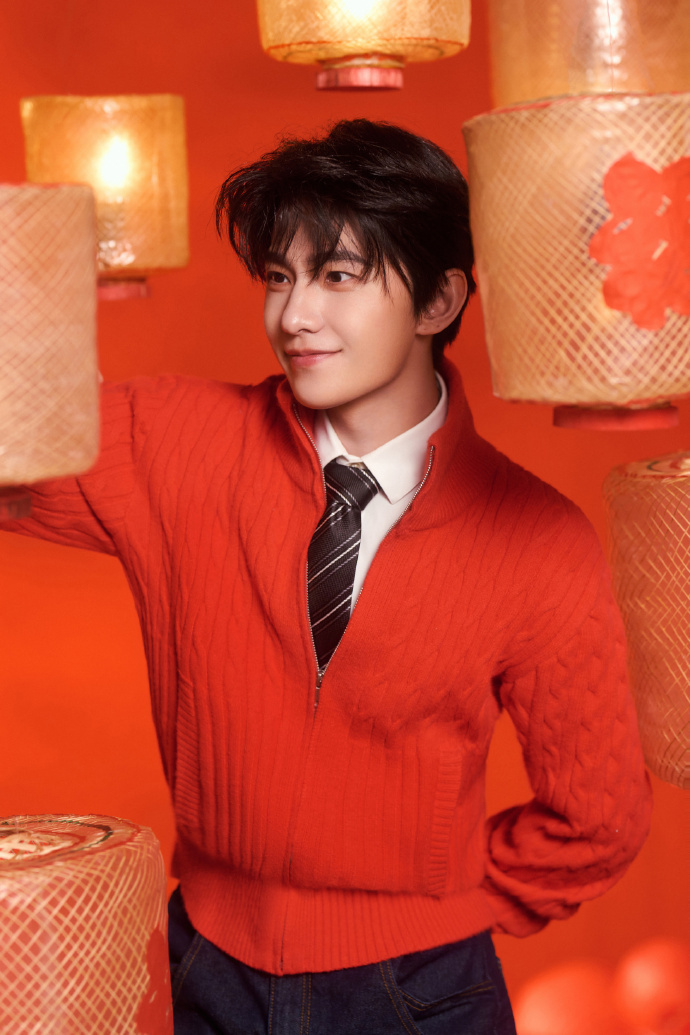 杨洋除夕营业 红红火火过年啦🧨 