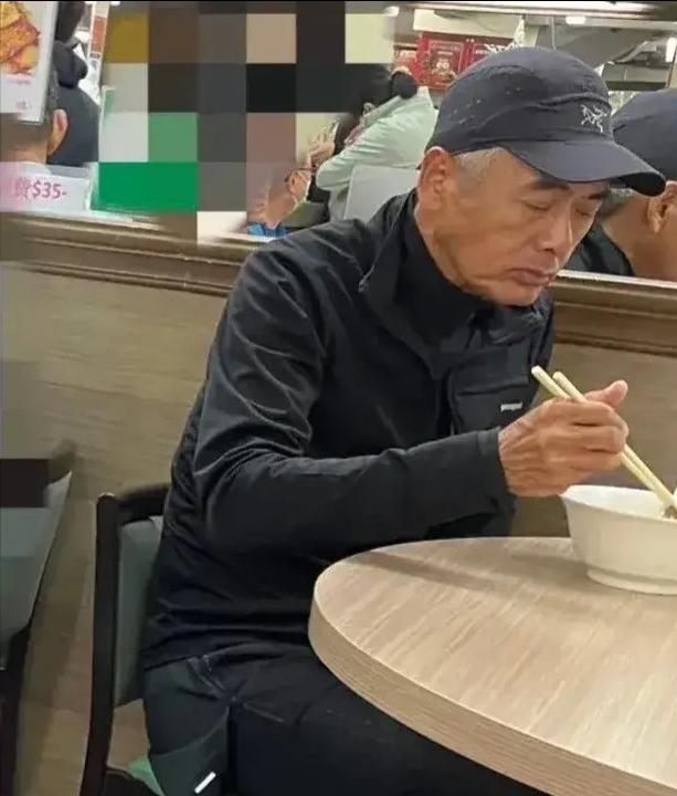 68岁周润发，又给内娱明星们“上了一课”！

看来香港艺人真的只是把演艺当做职业