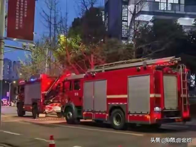 重庆大学这起实验室爆炸事故太让人痛心了。3月20日晚毕业季，一群研究生熬夜赶实验