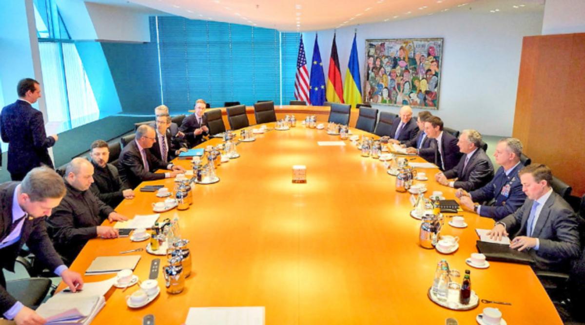 【奇葩，泽连斯基竟然要求日本提供“安全保障”】

柏林谈判结束后，特朗普与威特科