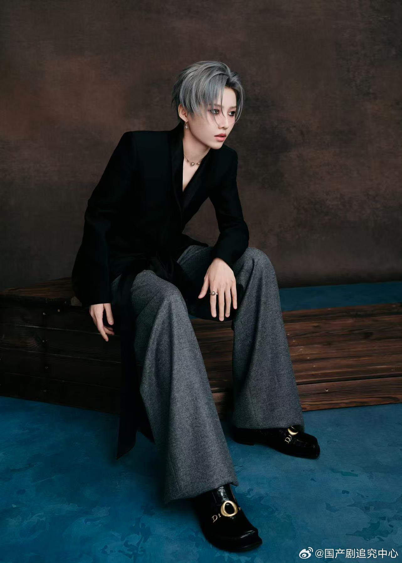 刘雨昕复古宽檐帽 微博之夜的摩登复古风太绝！刘雨昕一顶黑色宽檐帽搭配简约服饰，干