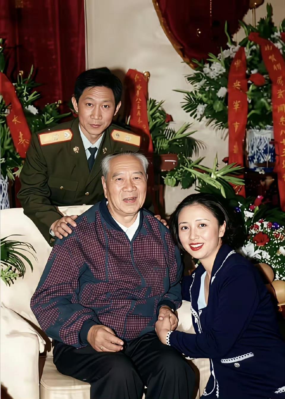 1999年，开国上将杨成武将军和儿子杨东明、儿媳秦畹江的一张合影，这一天是老将军
