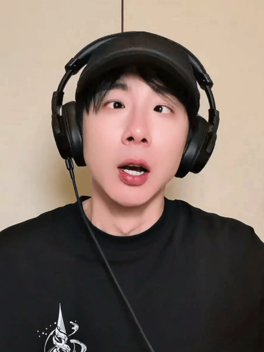 早上好，刘宇宁！早上好，朋友们！周一的早晨需要打点鸡血[偷笑]我看龙咚军就行[嘻