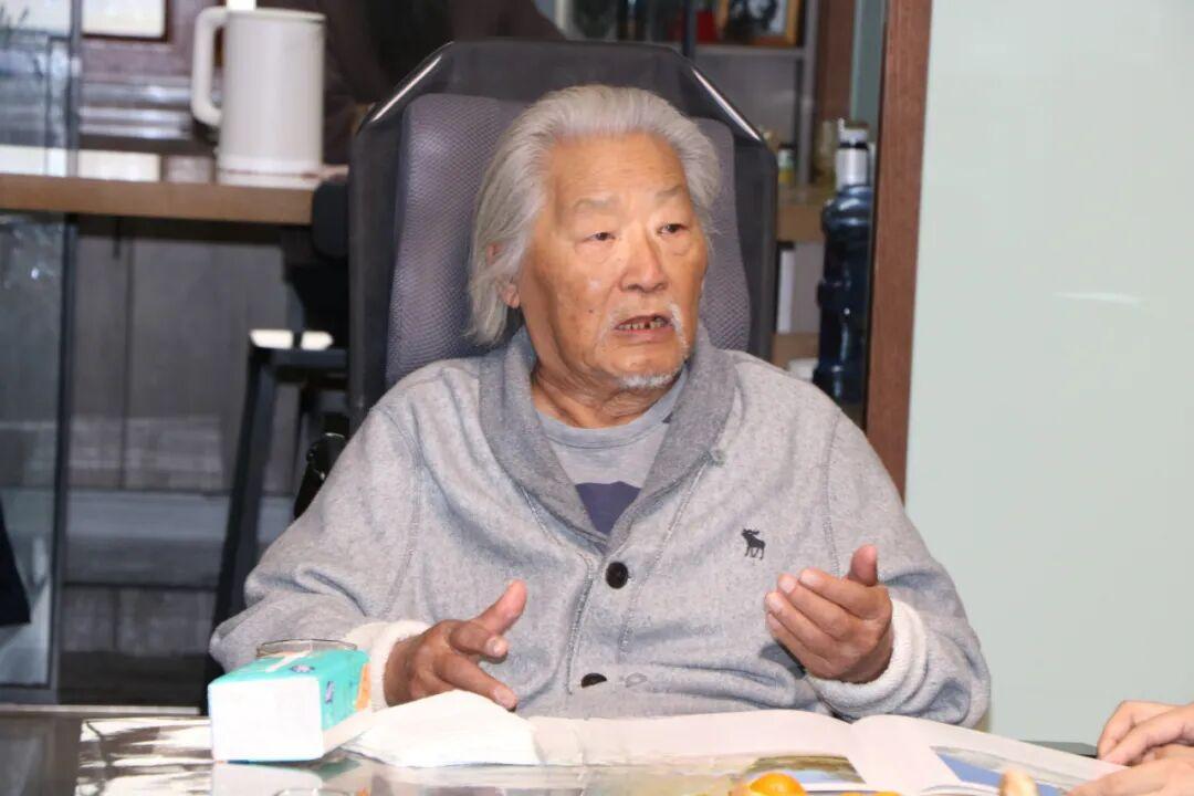 青岛画院专职画家、雕塑家，国家一级美术师，中国美术家协会会员，中国雕塑学会会员，