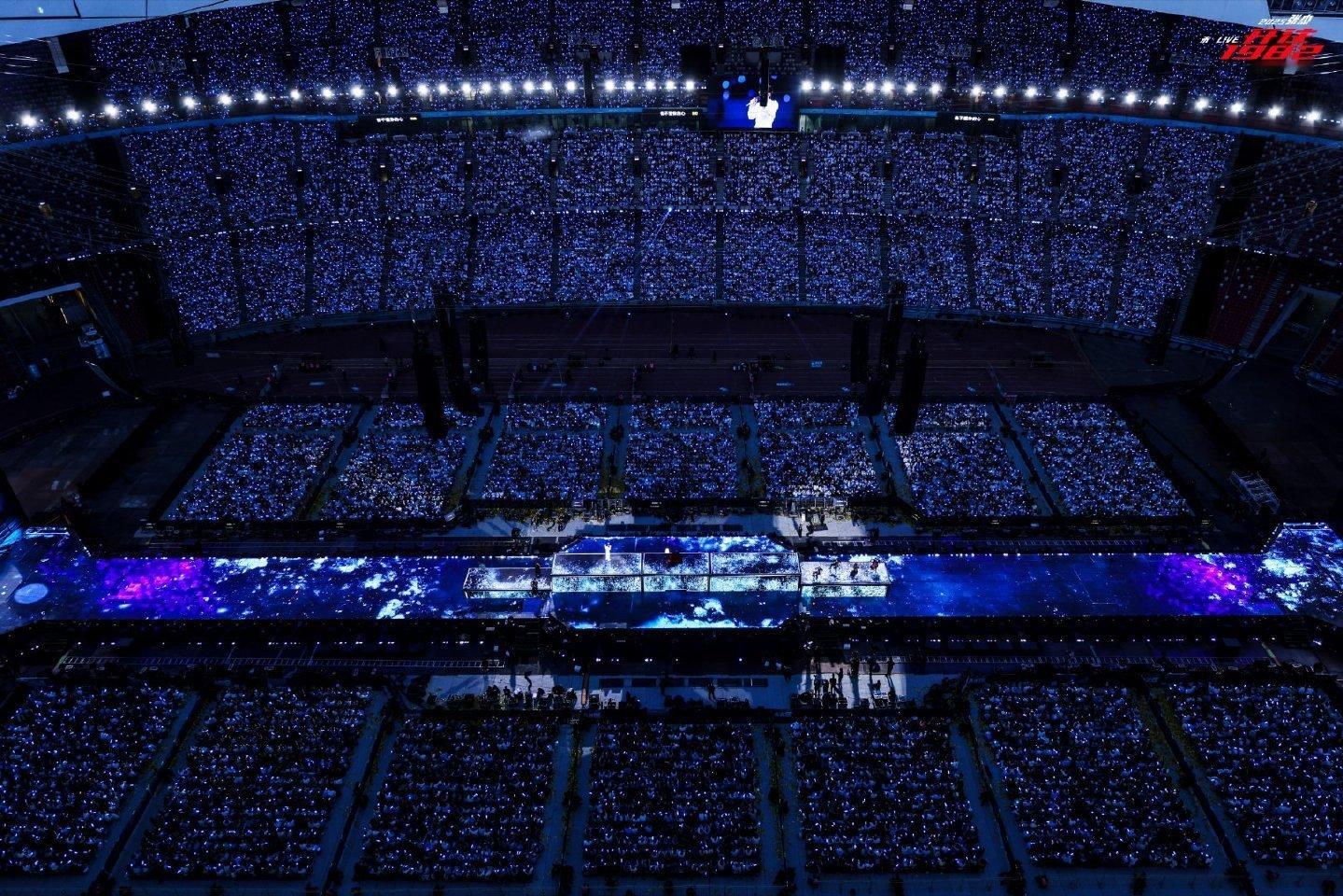 张杰鸟巢12场连开前失声张杰鸟巢 12 场连开前居然失声了，光是想想就替他捏把汗