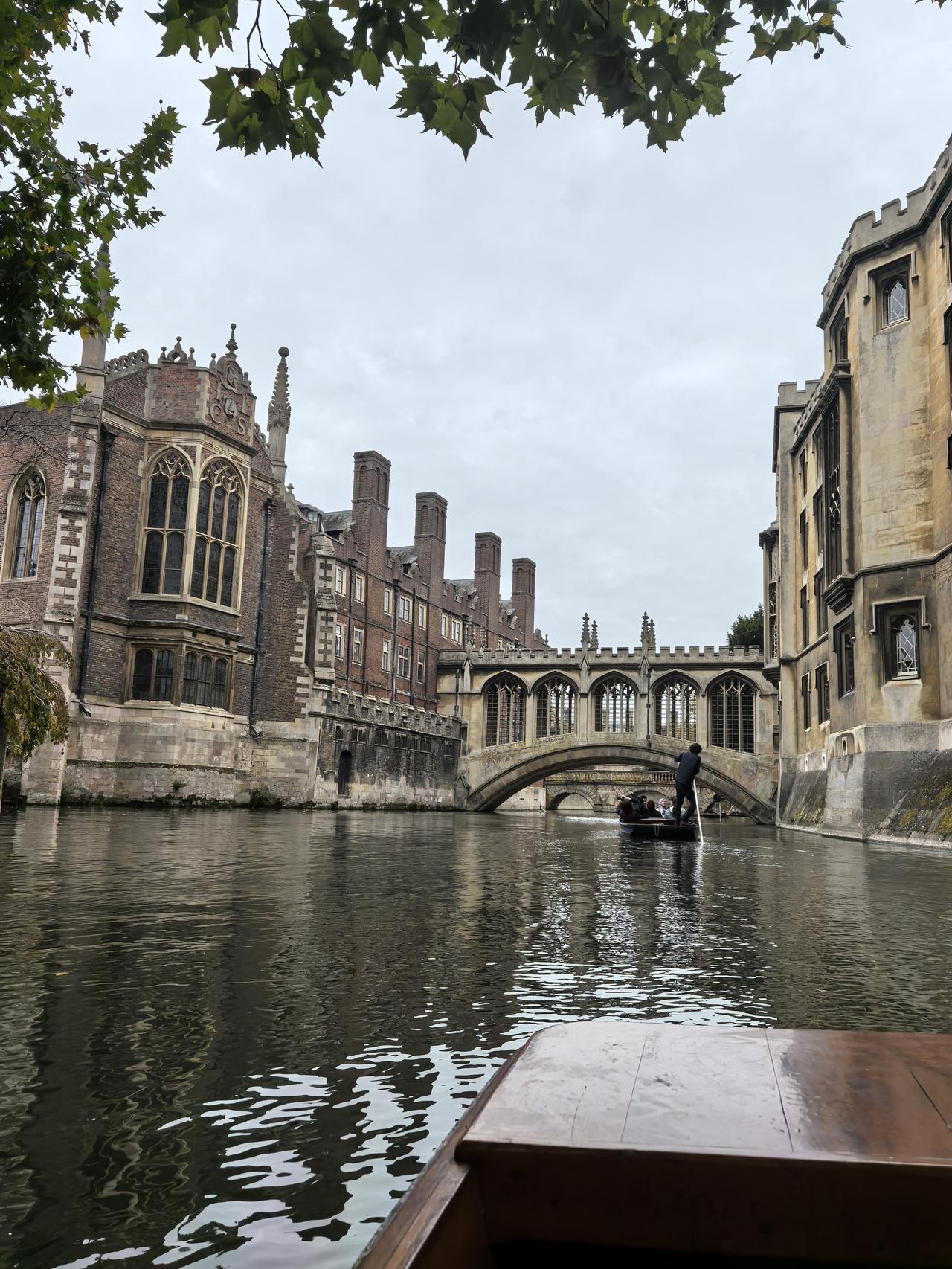 一船同乡客，满河异国景，
剑桥寻康桥，轻问徐志摩。
