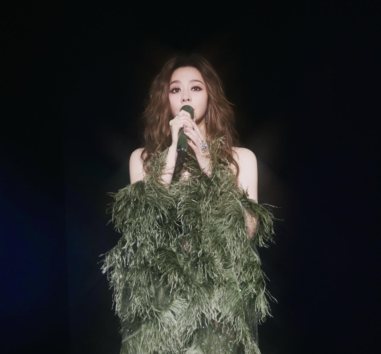 我朋友是搞舞台设计的，
昨天聊起张靓颖在台上摔倒这种事，说白了，就是“鱼和熊掌没
