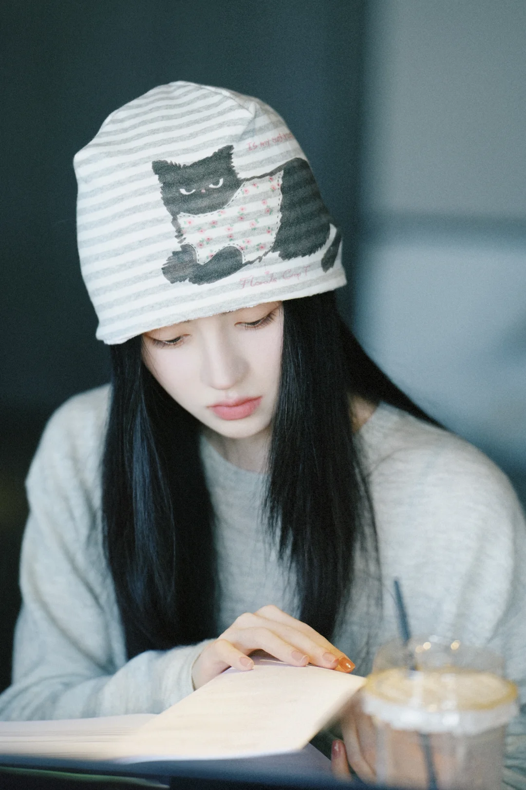 鞠婧祎认真读剧本的样子，太美了