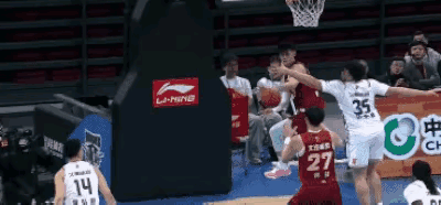 难得！难得！周琦霸气隔扣洛夫顿。                        