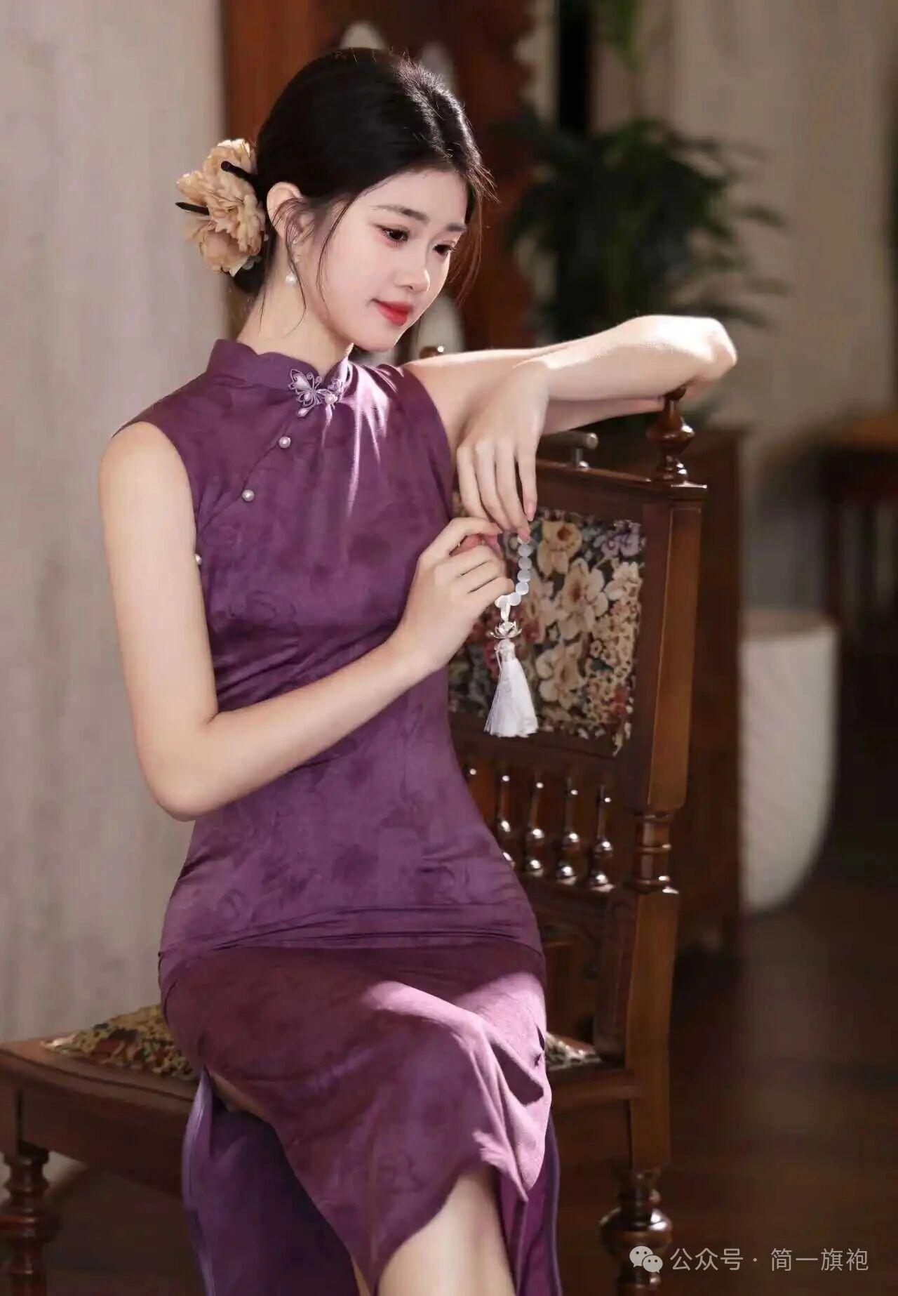 这组照片完美诠释了东方女子的温婉与雅致，将旗袍的古典美展现得淋漓尽致。
画面中的