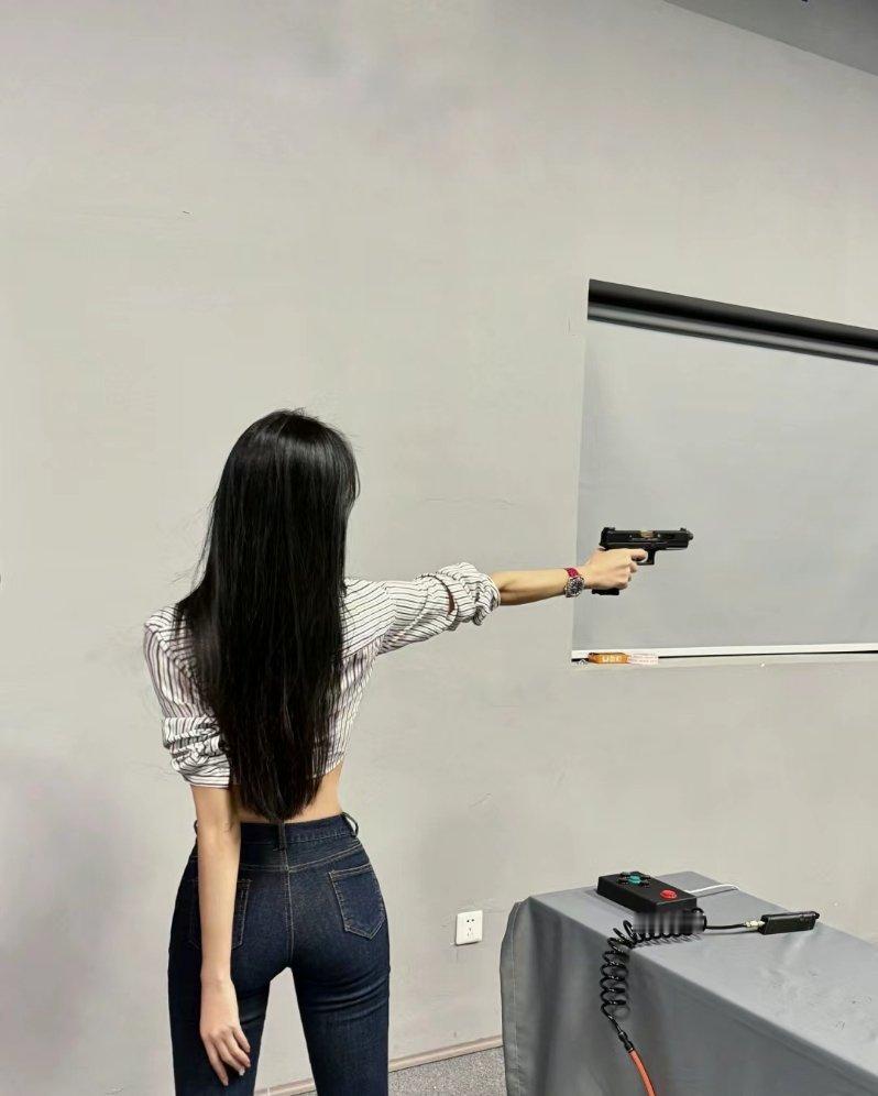 人心如此复杂 如此虚假 让真诚和善良的人 显得有些傻 . ​​​