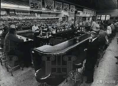 这张黑白照片展示的是位于美国威斯康星州密尔沃基市（Milwaukee, Wisc