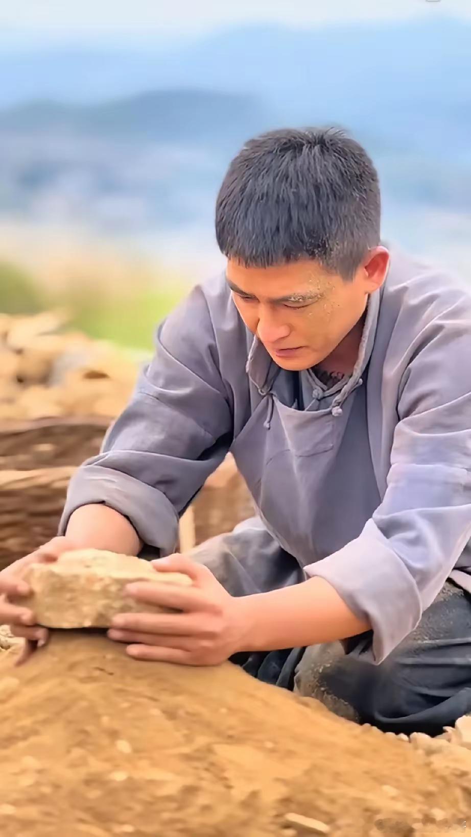 生万物欧豪饰演的大脚太洋气了，胸口还有纹身，造型师能不能用粉饼遮一遮，也太出戏了