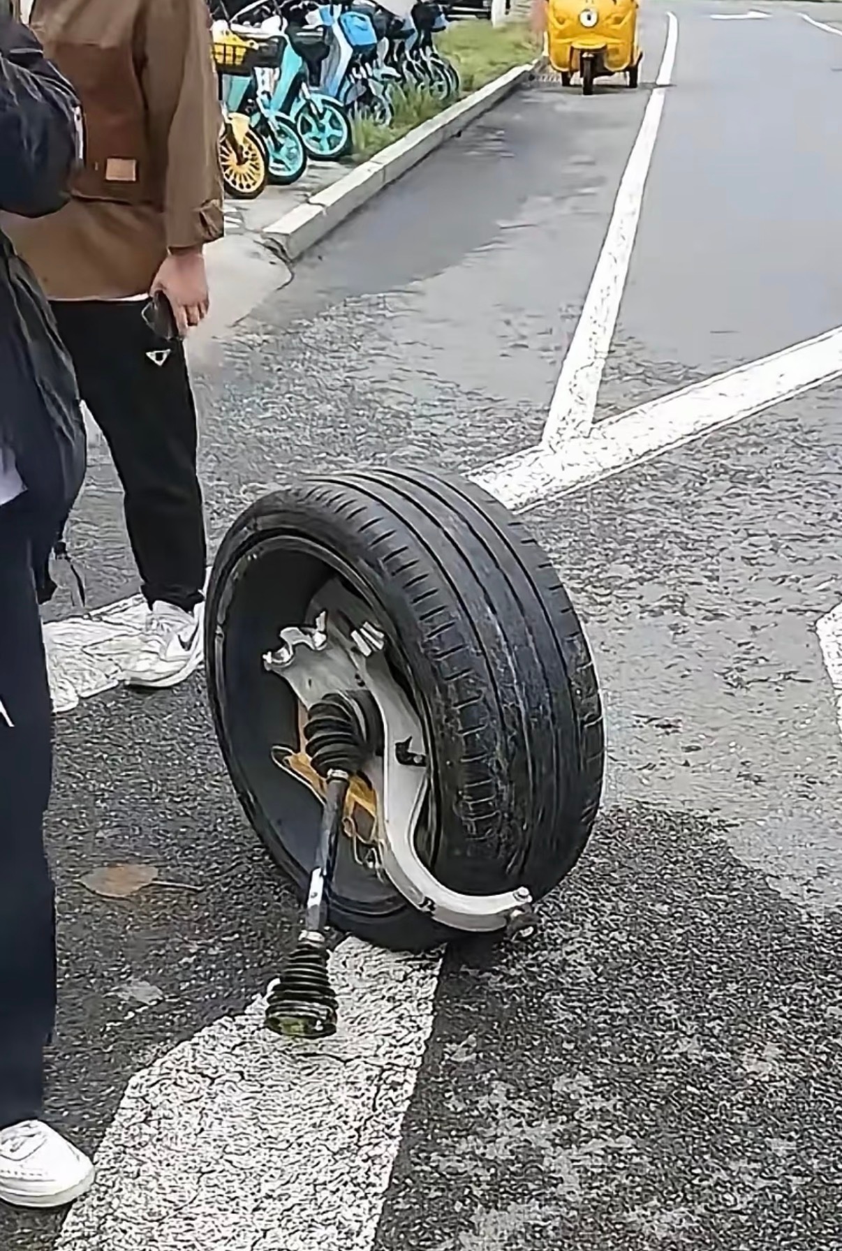 谁说中国没有好主持人直播事故不会救场的，这不就是例子吗但车圈确实有这个“丢轮保车