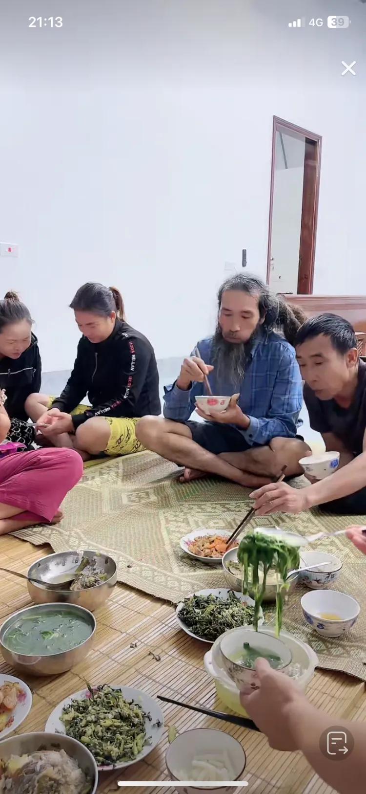 小松在越南帮老丈人建房，一切费用都是小松支出，什么都要付钱。有一个事情不知怎么解