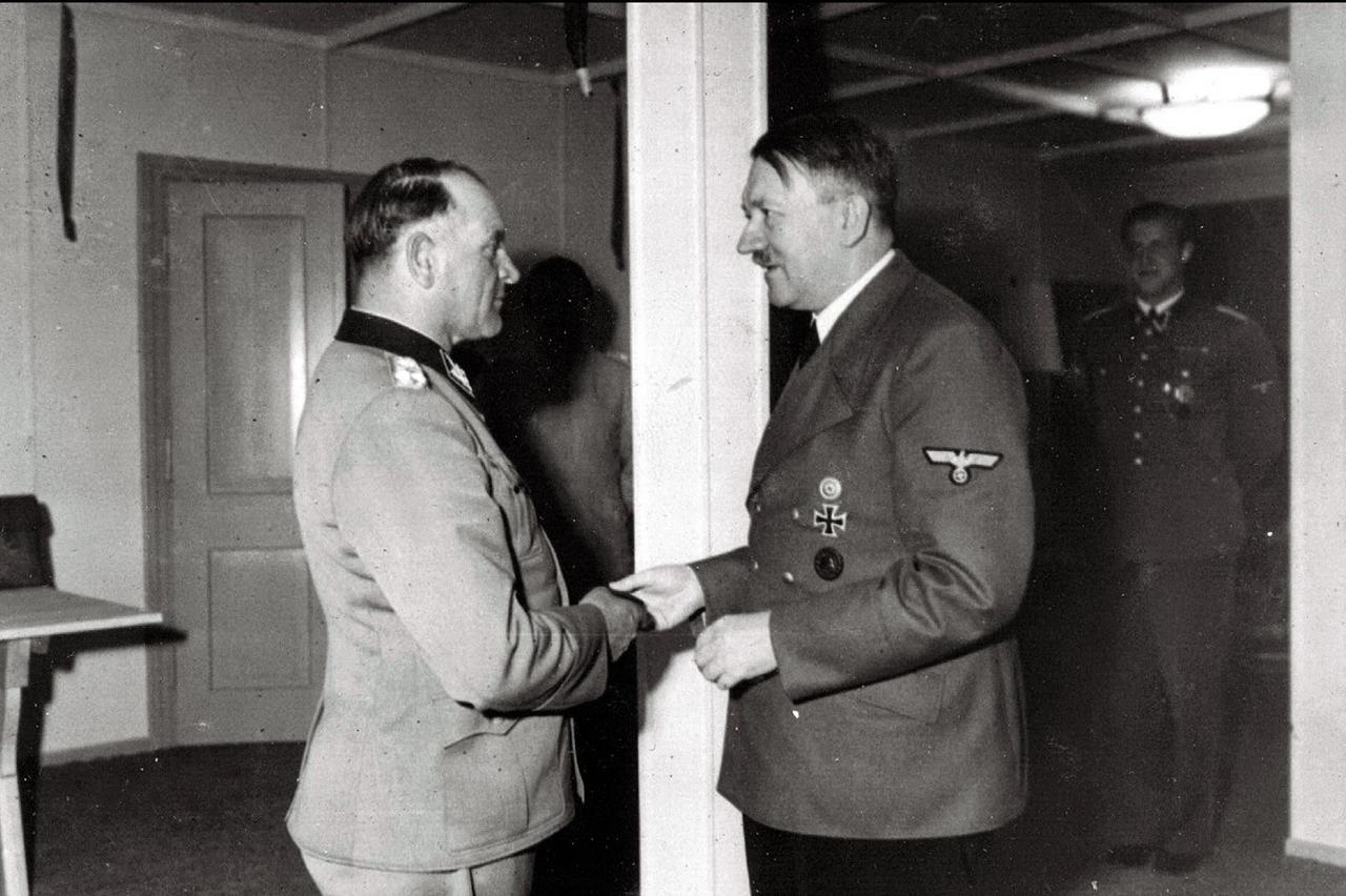 1944 年 8 月 10 日，“狼穴” 大本营。希特勒向党卫军全国副总指挥泽普