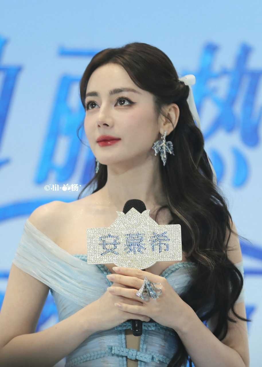 迪丽热巴蓝裙公主投稿迪丽热巴生图😊 