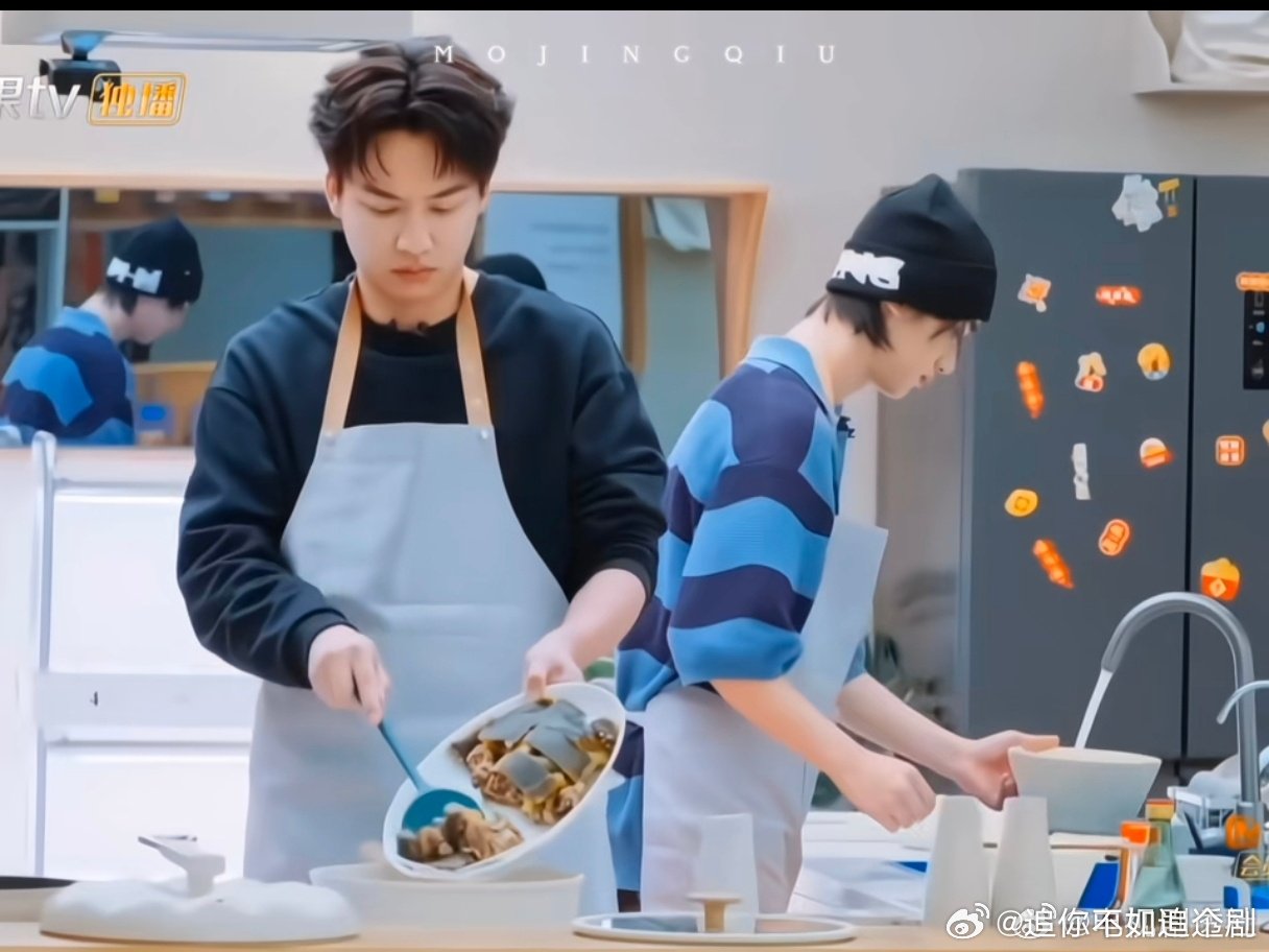 吴泽林做饭真有点帅了 默默守着灶台，动作干净利落，吴泽林下厨也太有魅力了！ 