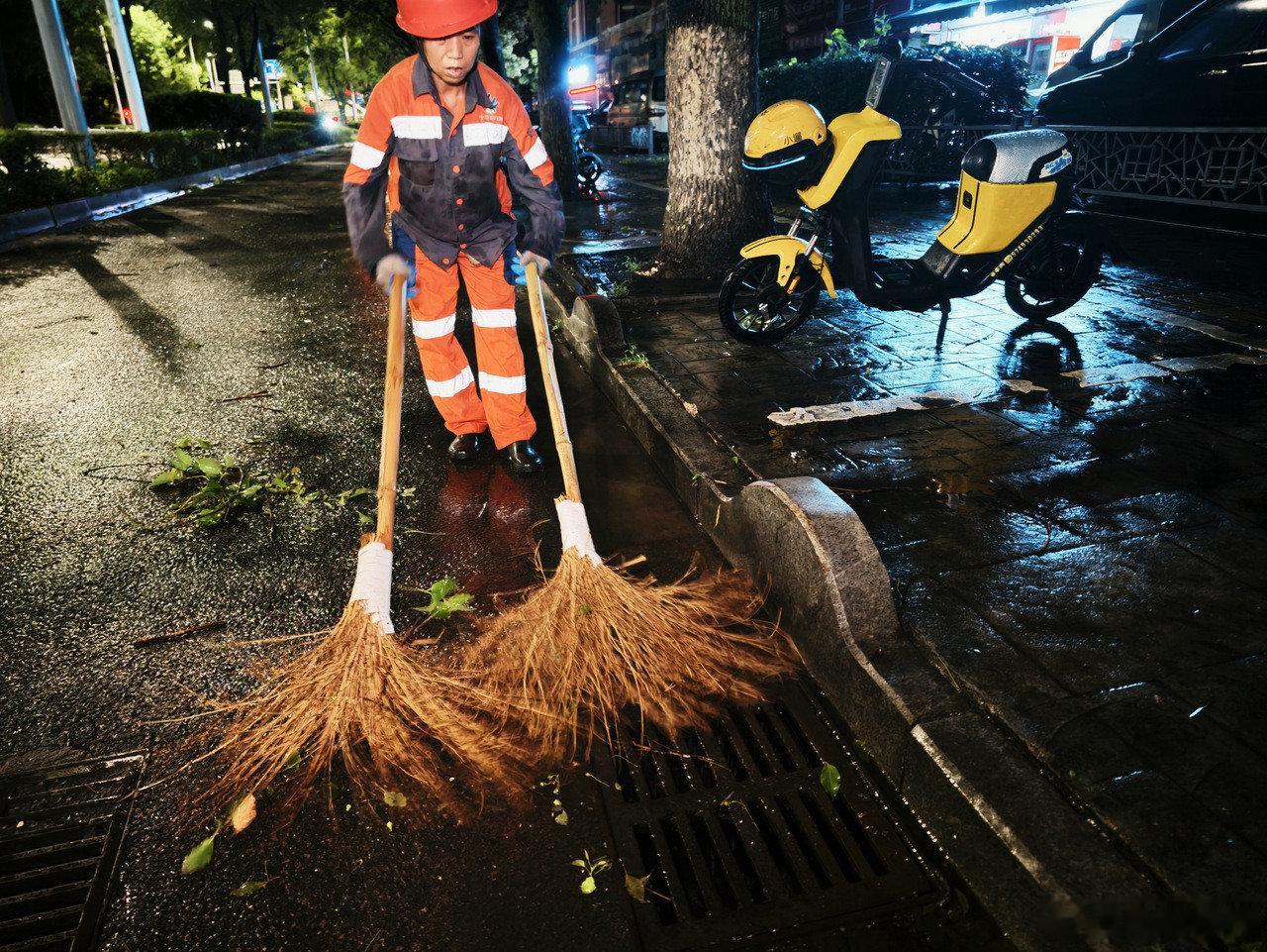 风雨尽处灯火如初台风过后宁波从容重启 台风“白海豚”12时50分离开浙江，宁波下