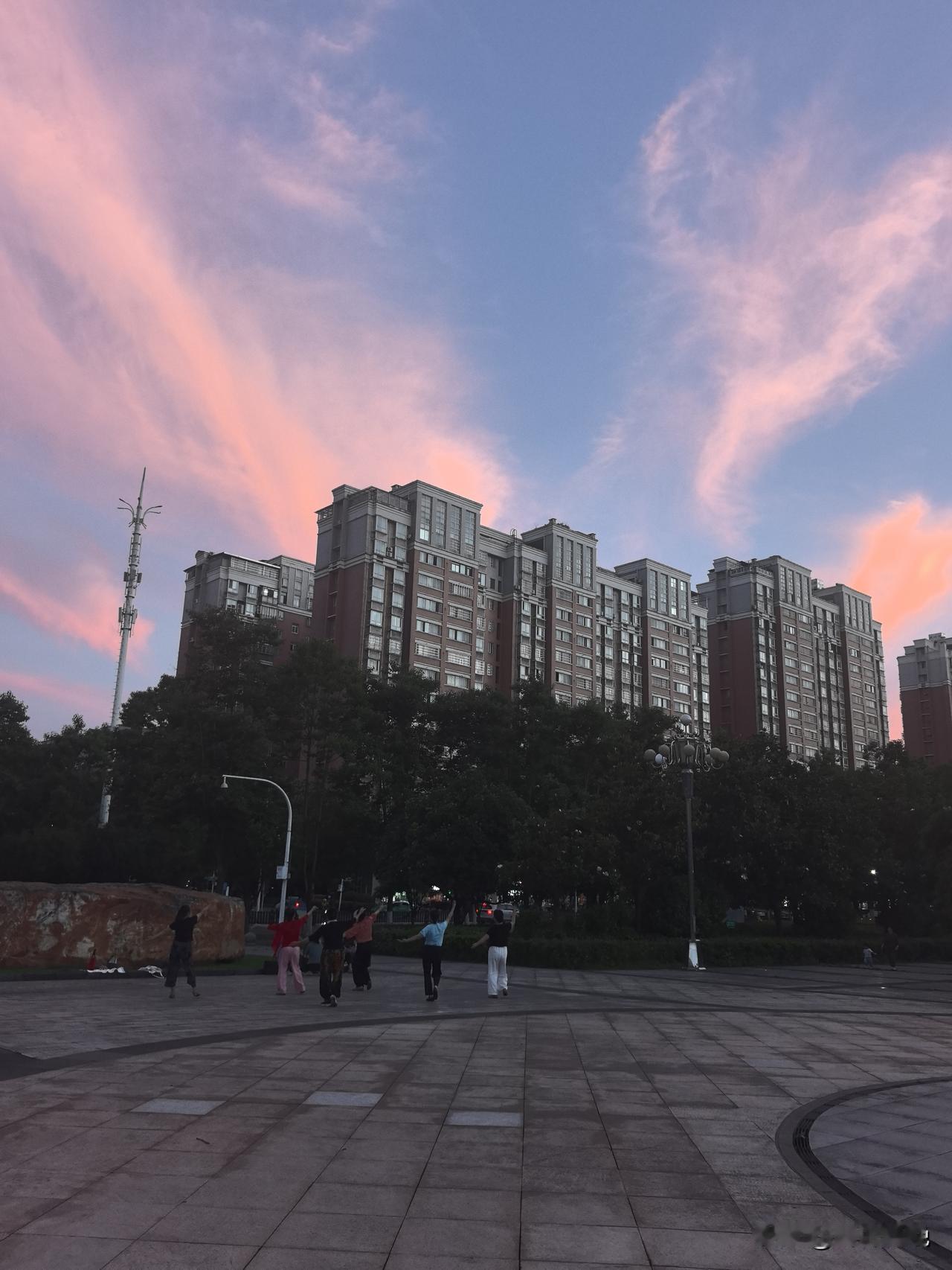夏日爱好打卡街区高楼披晚霞，爷爷奶奶溜孙娃，夏日晚风送凉爽，平安幸福唯中华。