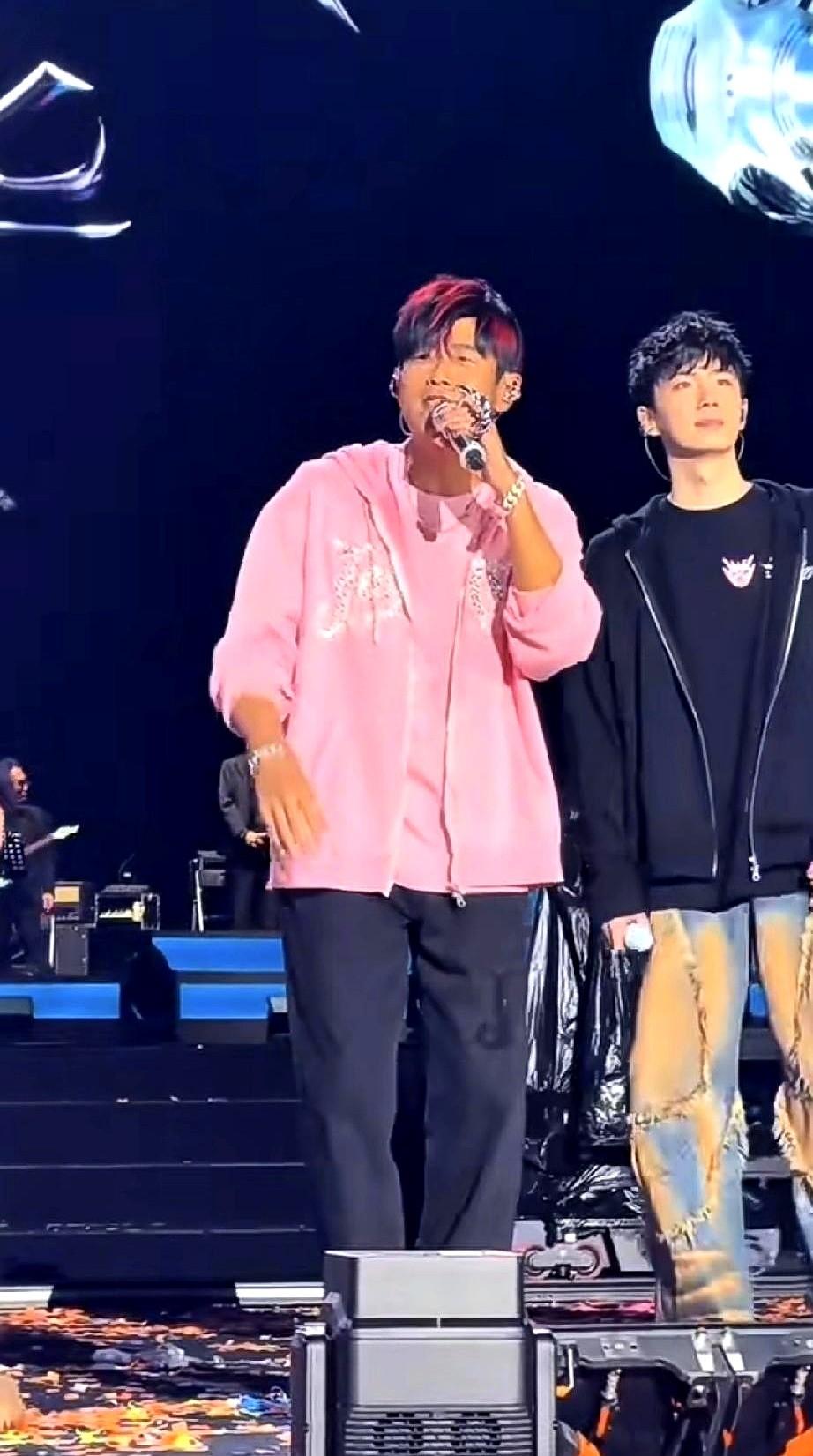 周杰伦2026年巡演定了，可大家却都在求他多休息。

刚跑完六年110场演出，他