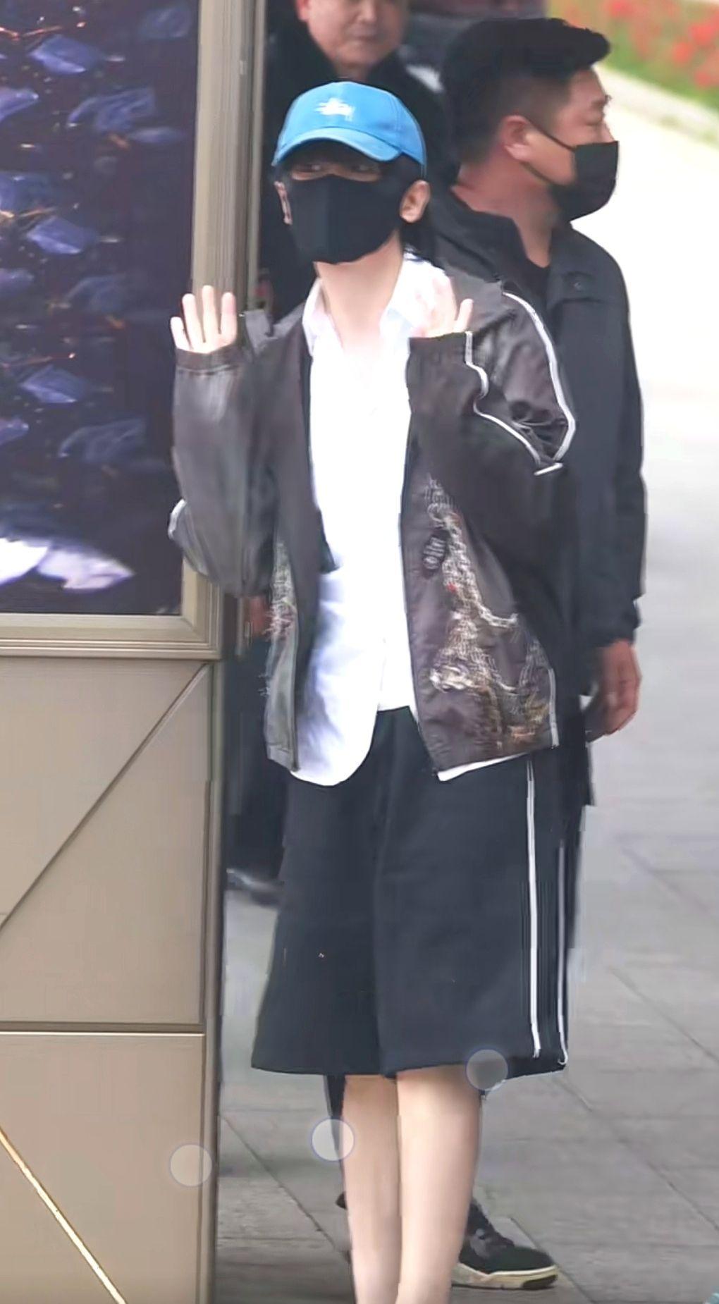 羽绒服的季节里，成毅他露着小腿走来。一个多月，七百多个小时的等待。数着他消失的日