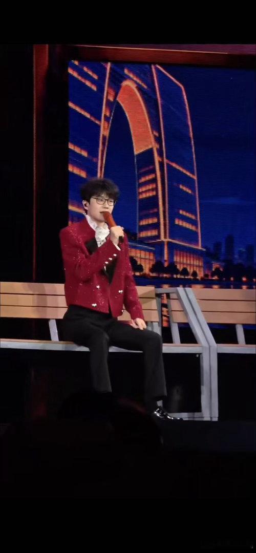 许嵩听到大家这么喊我还蛮不好意思的 被热烈包围时依旧带着一丝腼腆与局促，许嵩的这