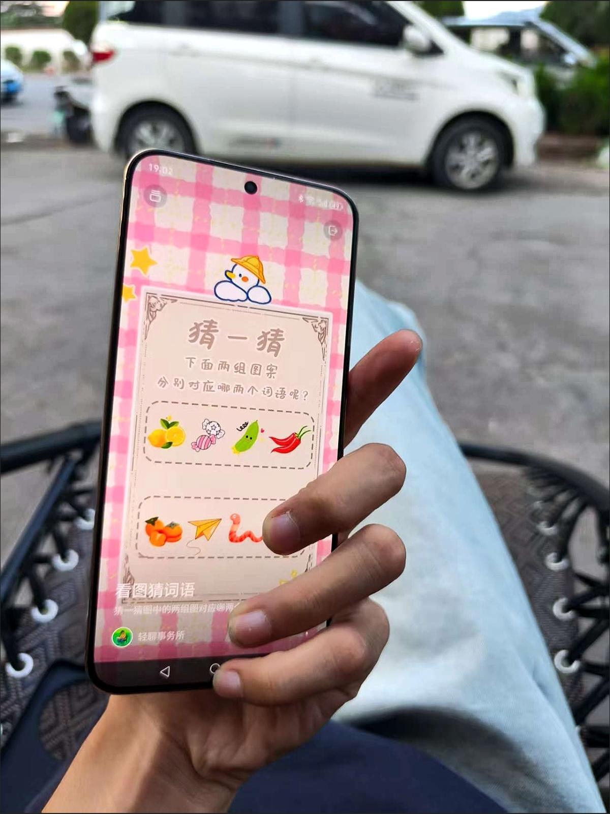 荣耀X70在与红米等竞品价格相近的情况下，凭借8300mAh超大电池和80W超级