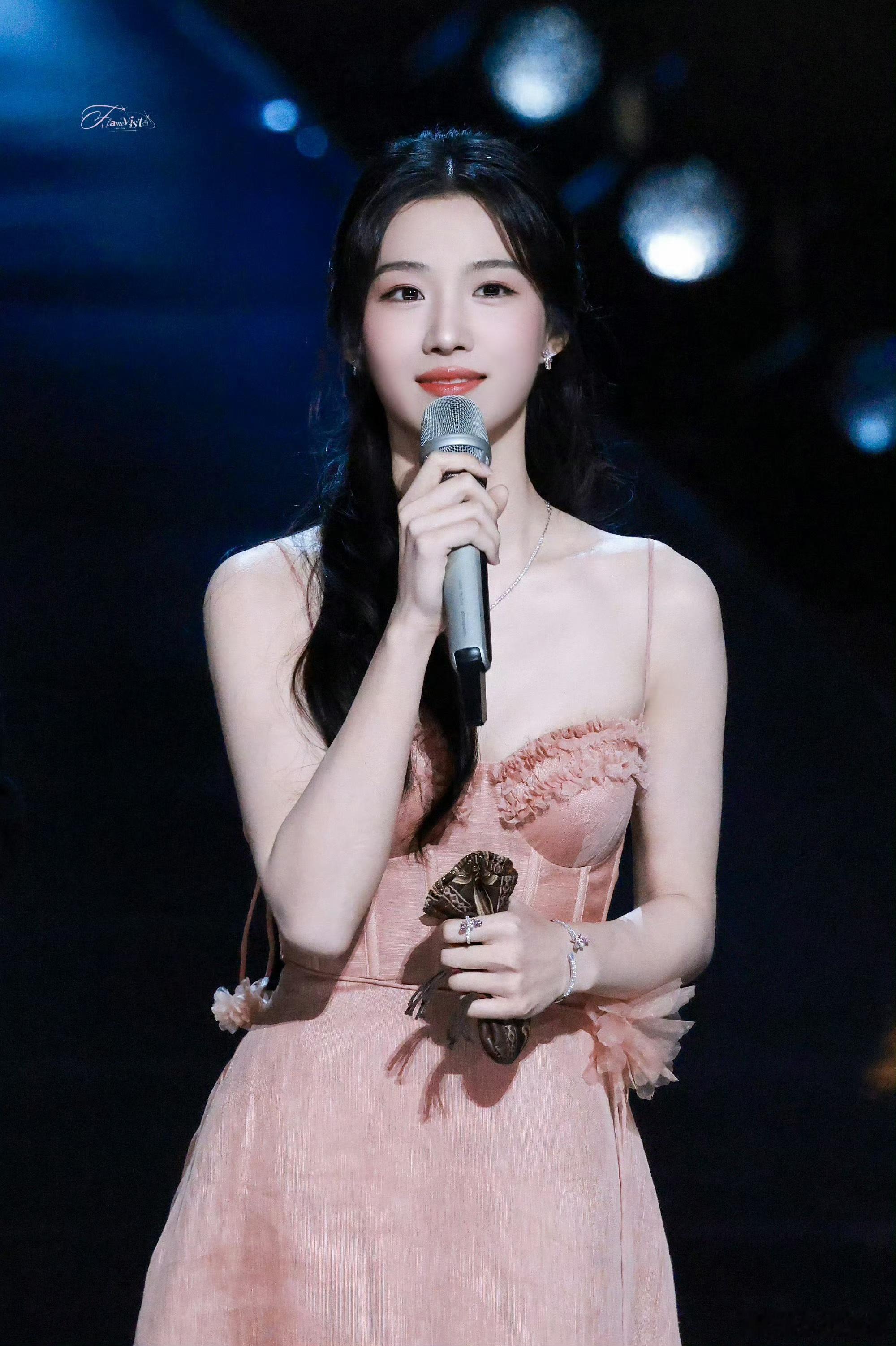 卢昱晓美人一大跳何不同舟渡《何不同舟渡》卢昱晓这造型美得我一大跳，刷路透时已经超