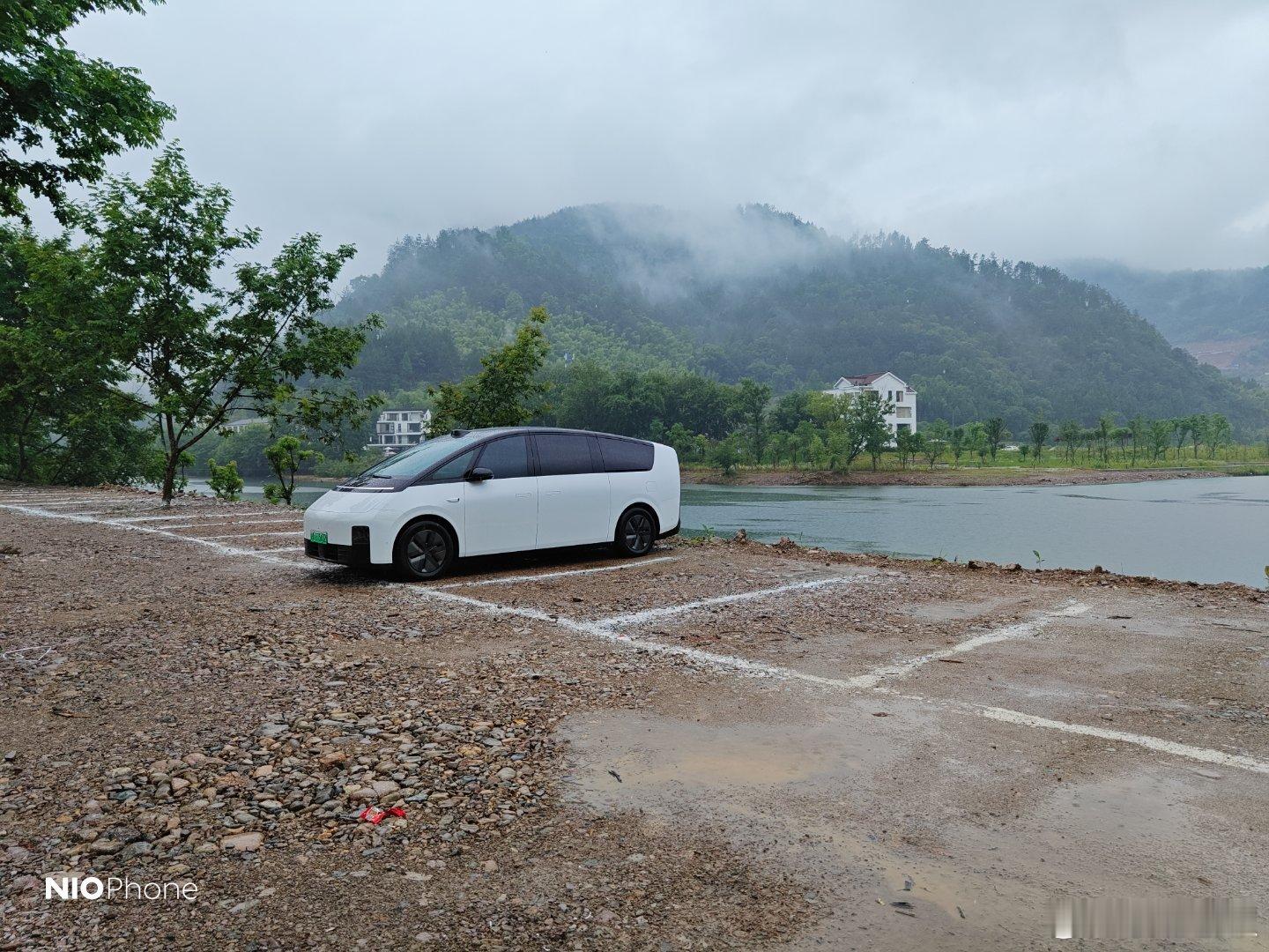 这次雨中出游，最遗憾的是没有带一把“电吹风”，浪费了 MEGA 内置的 220V