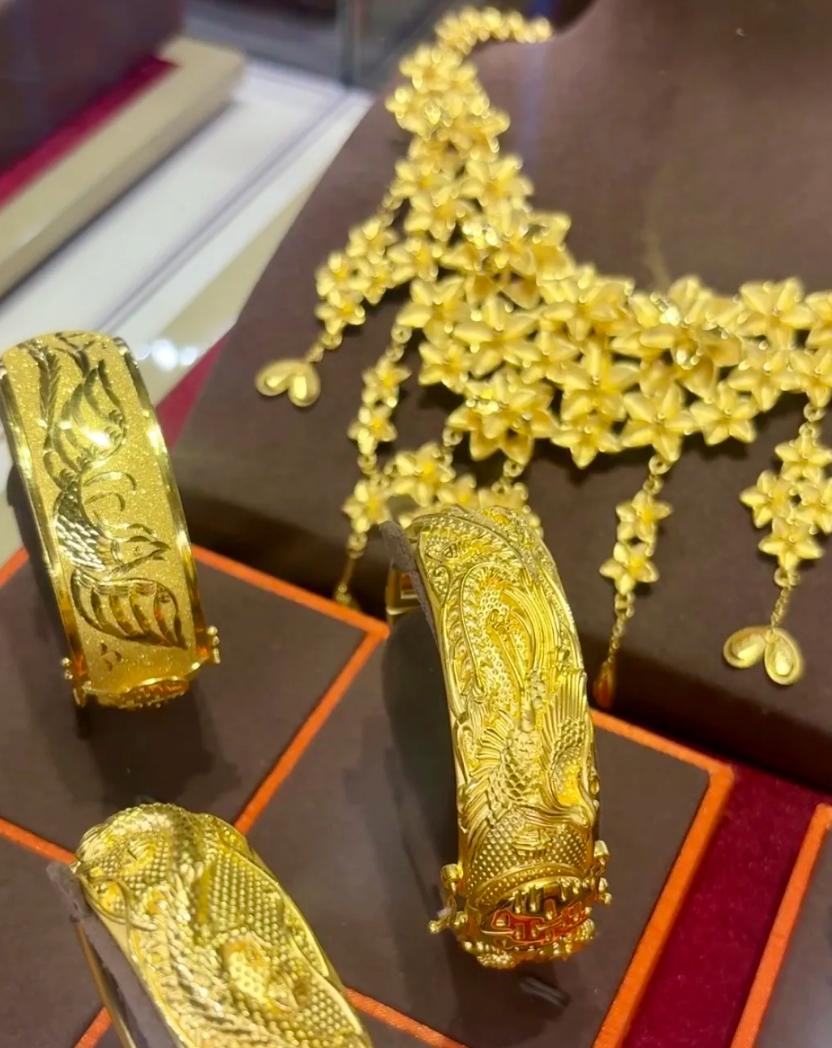 嘴上说着爱你，转头就趁你熟睡偷走你的金项链，这种男人真的太可怕了！

某男子趁女