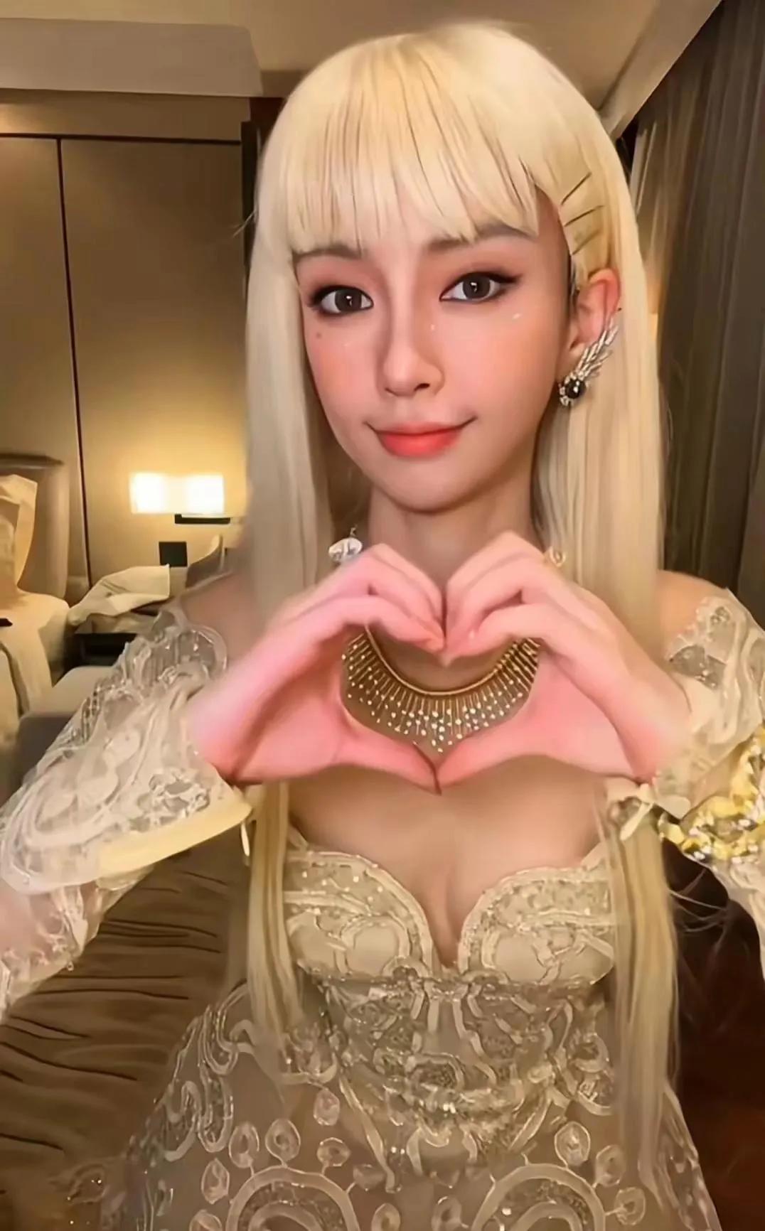 照片中的这个女生，原本是超一线女星，给黄晓明生完一个儿子，上了几次爆款的综艺节目