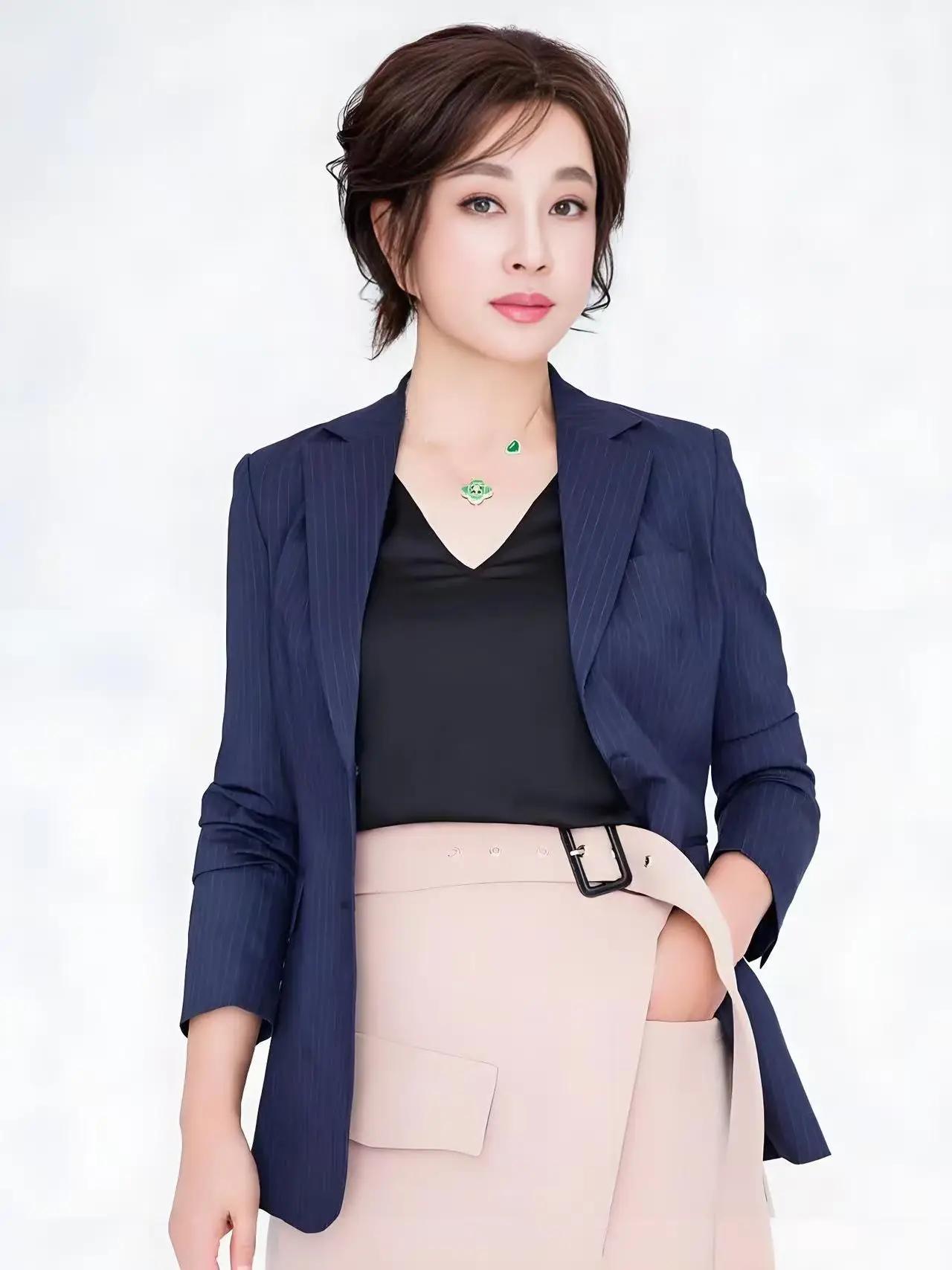 红毯上的惊艳从不是偶然，而是数十年如一日的自律沉淀。刘晓庆曾分享过自己的“硬核养