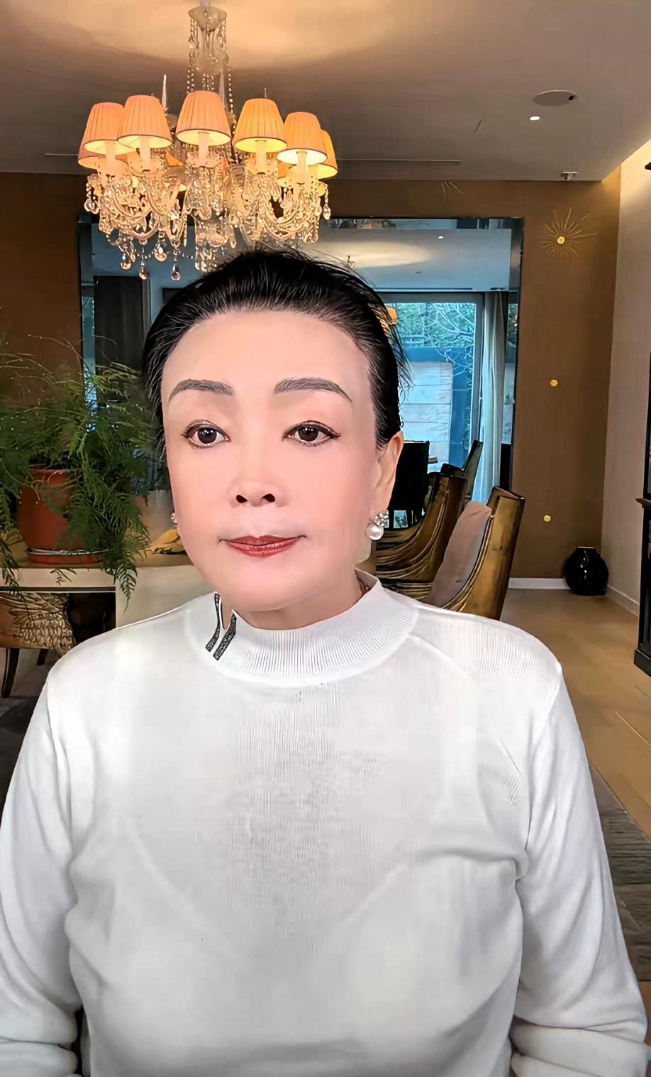 直播间里的“壕”婆婆：聚光灯下的孕期众生相
张兰直播间，刷礼物了，八万八，这是什