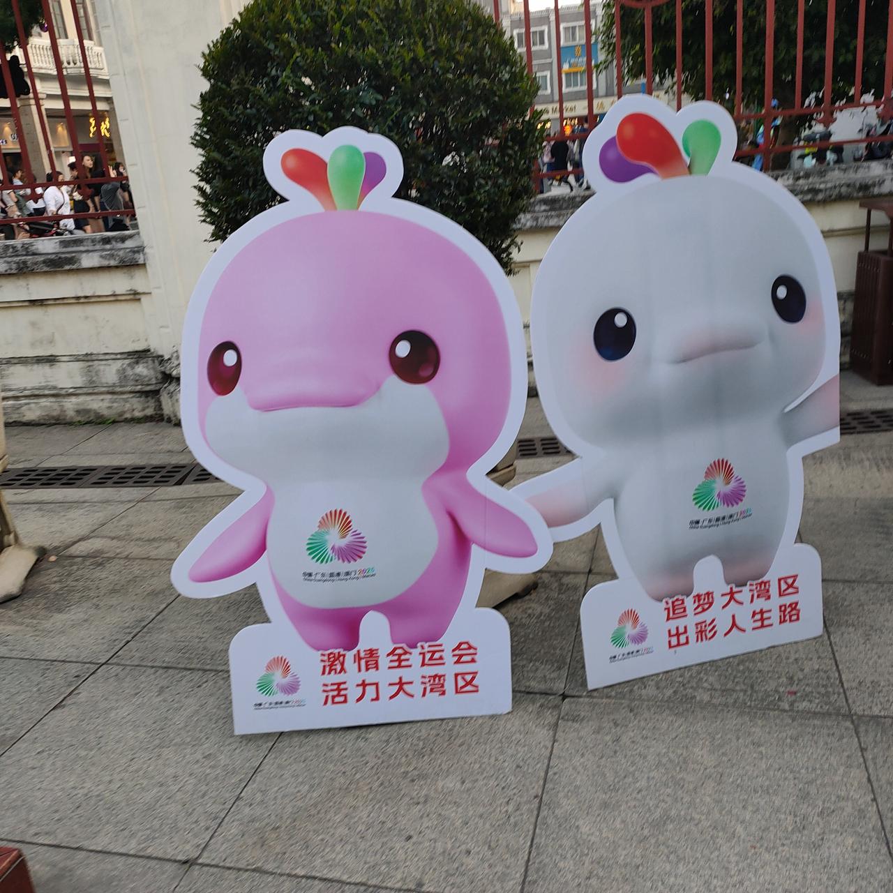 发布会上趣事不少，周杰、迟帅还为牵杨幂的手展开“大战”。迟帅表示杨幂在剧中造型惊