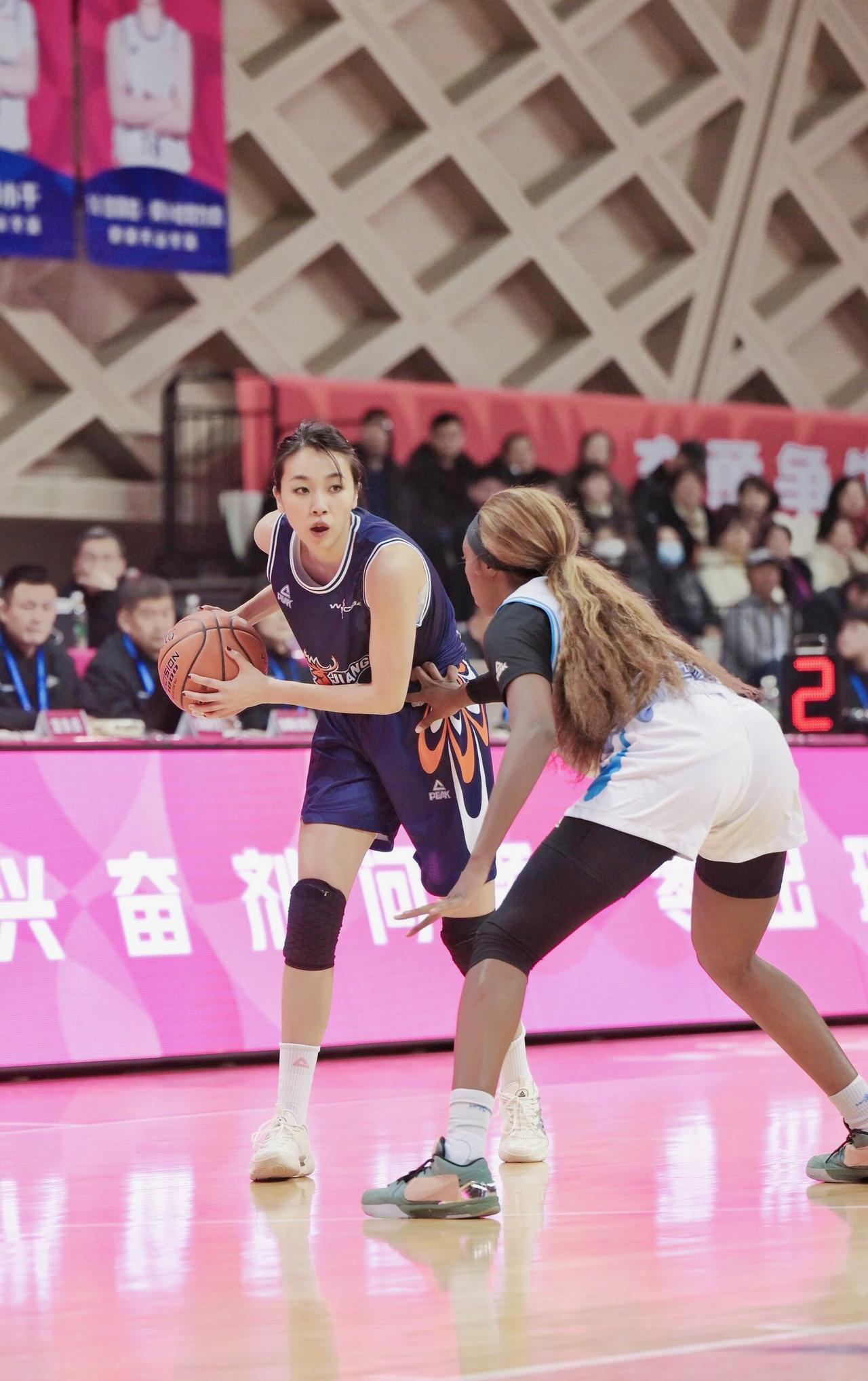 曾经中国女篮颜值最高的运动员，没有之一，如今36岁还在运动场上拼搏，以教练员+运