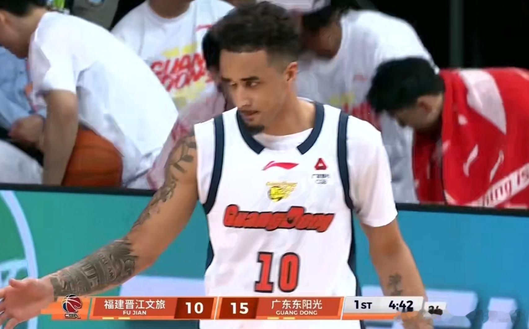 拉科塞维奇开局拿下10分，广东15比10暂时领先福建男篮5分，直接打停了福建男篮