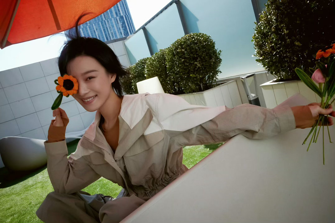 倪妮ecco品牌代言人 短款夹克+阔腿裙裤+拼色运动鞋，倪妮把舒适与时髦平衡得刚