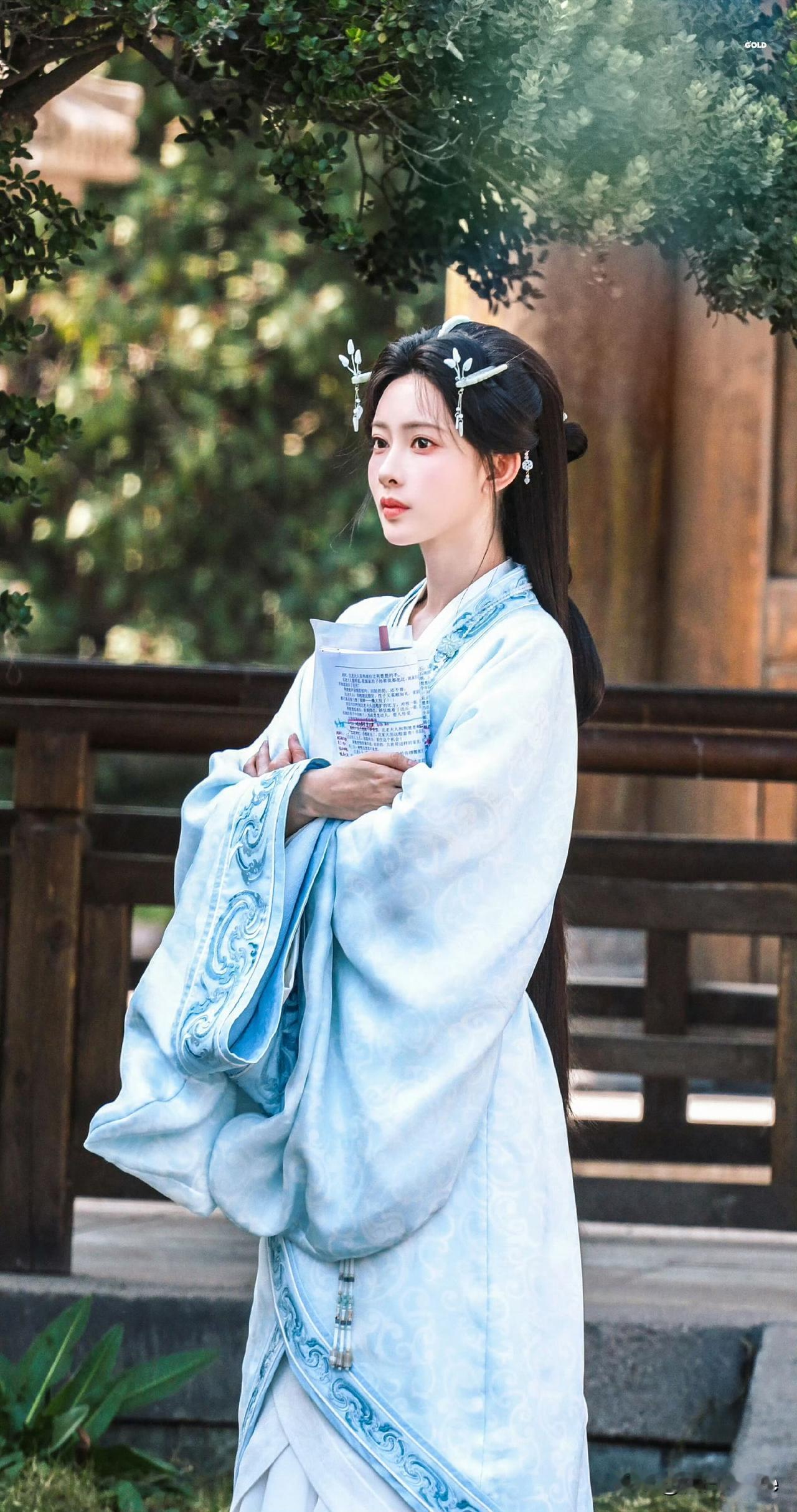 2月22日，孟子义昨天被质疑，今天被夸！
一身淡蓝色长裙现身《将门毒后》剧组拍摄