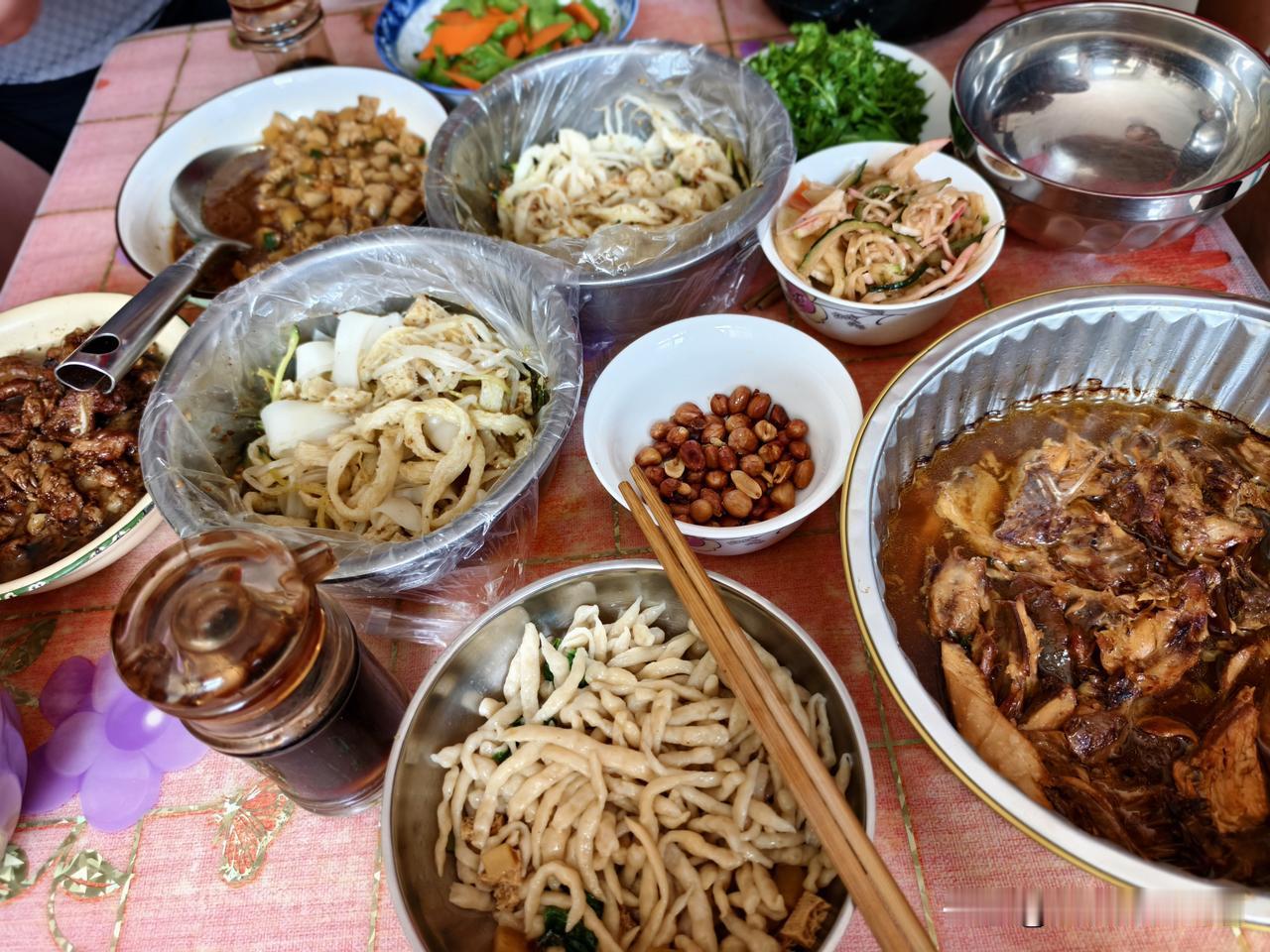夏日生活打卡季 山西偏关猫姐又来晒娘家丰盛午餐啦！土豆爱上面天天吃不腻，豌豆豆面