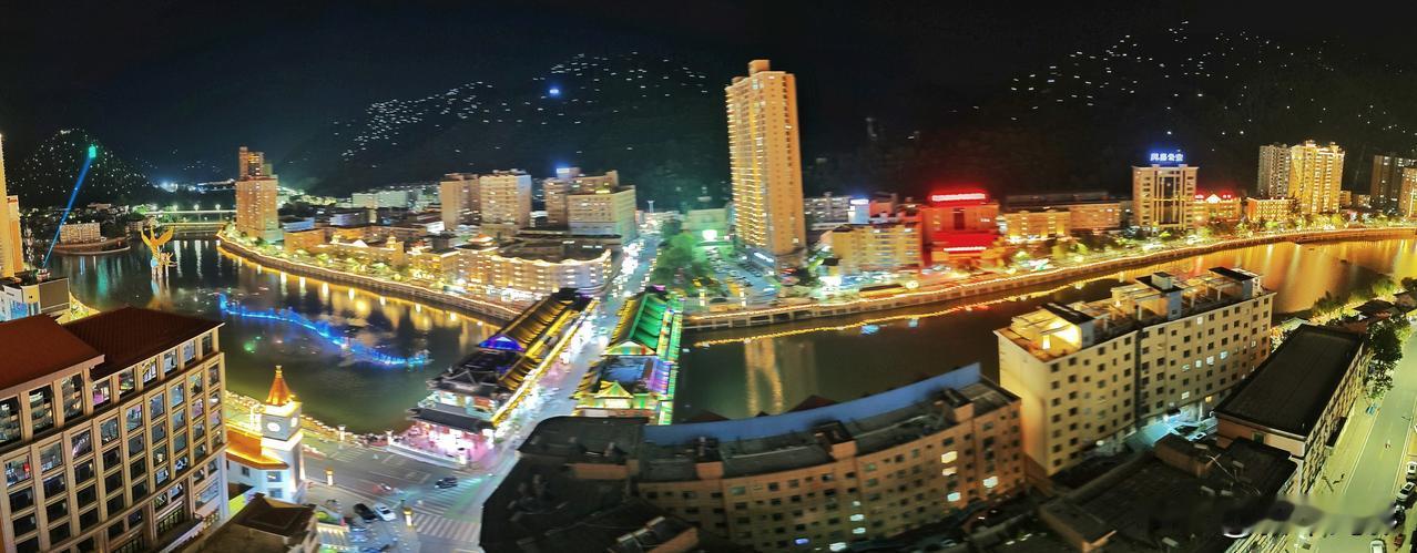 凤县的夏季夜晚，是一幅凉爽、梦幻又充满烟火气的山城画卷。这里被誉为“大秦岭的会客
