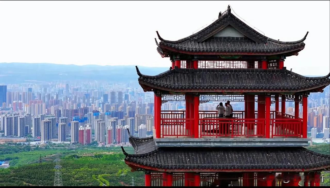 在西山远眺太原市！高楼林立，也算是别有一番风味！西山是观景的不错的地方，带上望远