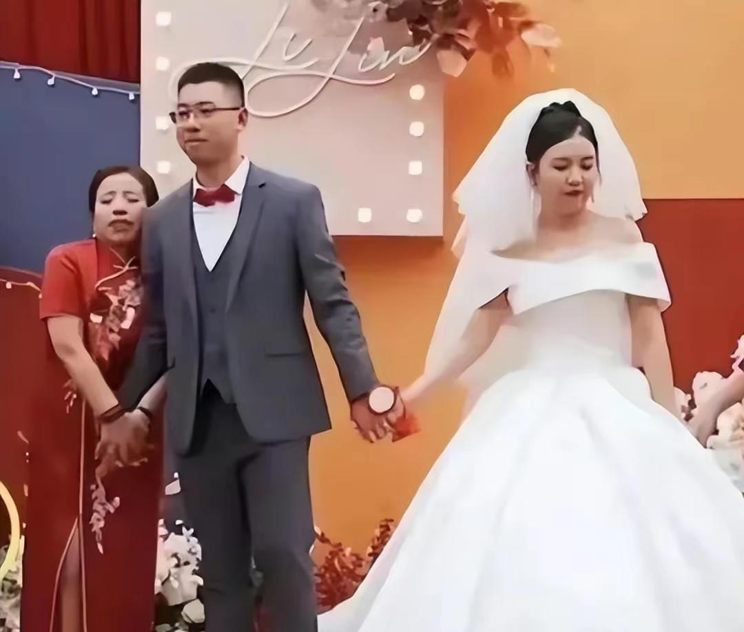 山西最荒诞婚礼现场：新郎母子行为尺度太大，宾客态度戳破真相
在山西一对新人的婚礼