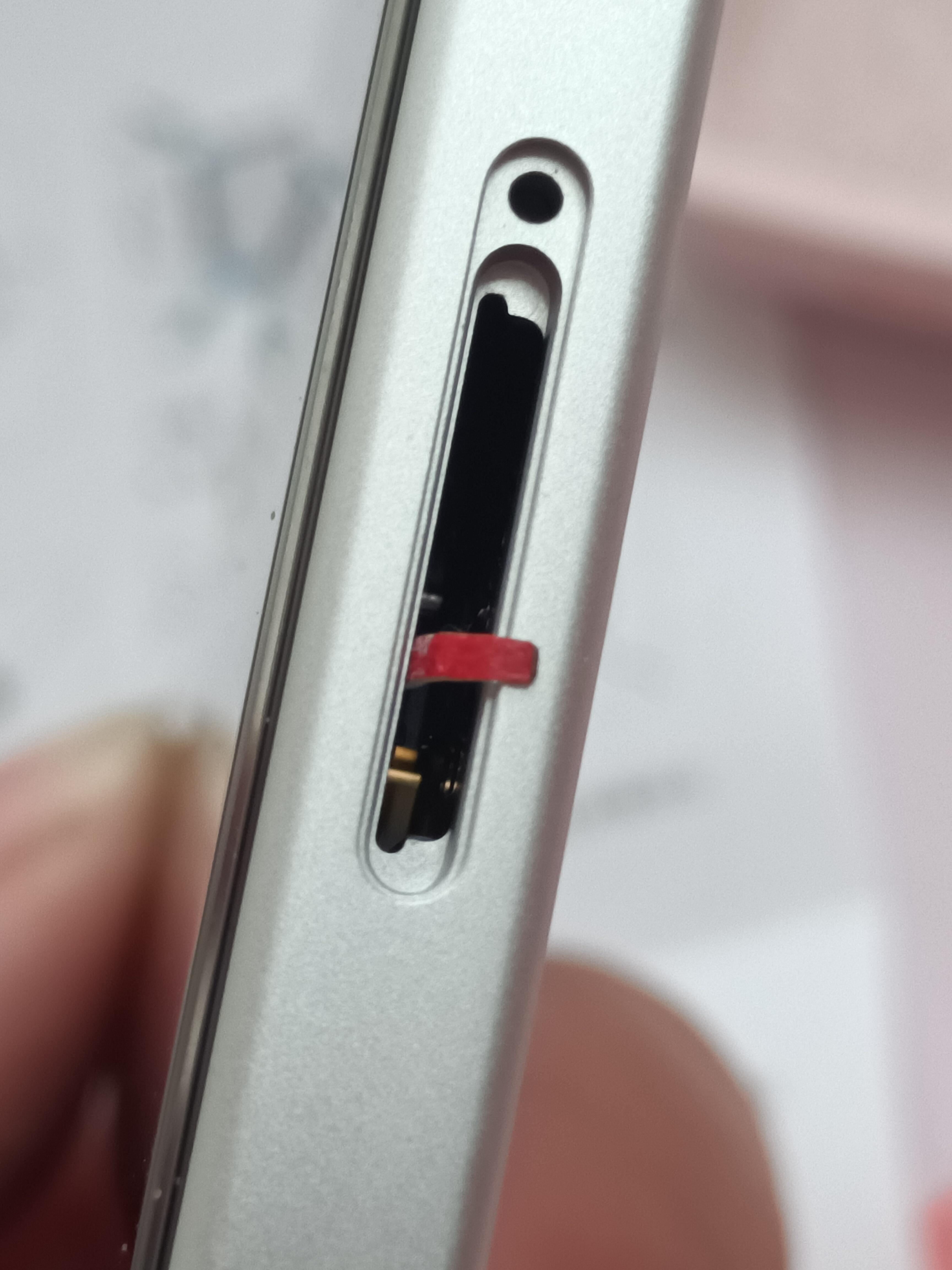 iPhone手机卡槽吐着红舌头 