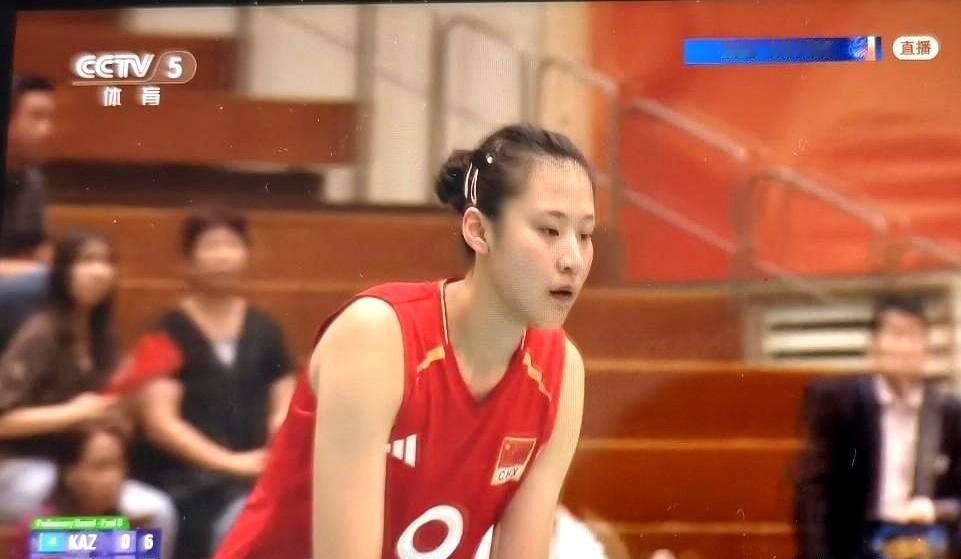 一轮发球，像拧开了闸门。
亚运女排小组赛，中国对阵哈萨克斯坦，第三局开头还你来我