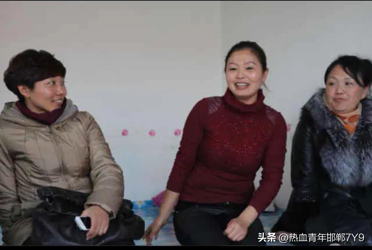 但从中国传统习惯上看，姑妈应该更亲，毕竟是同姓的一家人，而姨妈则是外人。历史上，