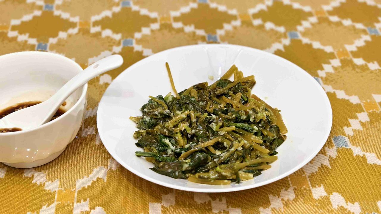 第一次做蒸菜。
家里还有一点马齿苋，昨天学着做蒸菜。洗干净控干水，切断拌上油，又