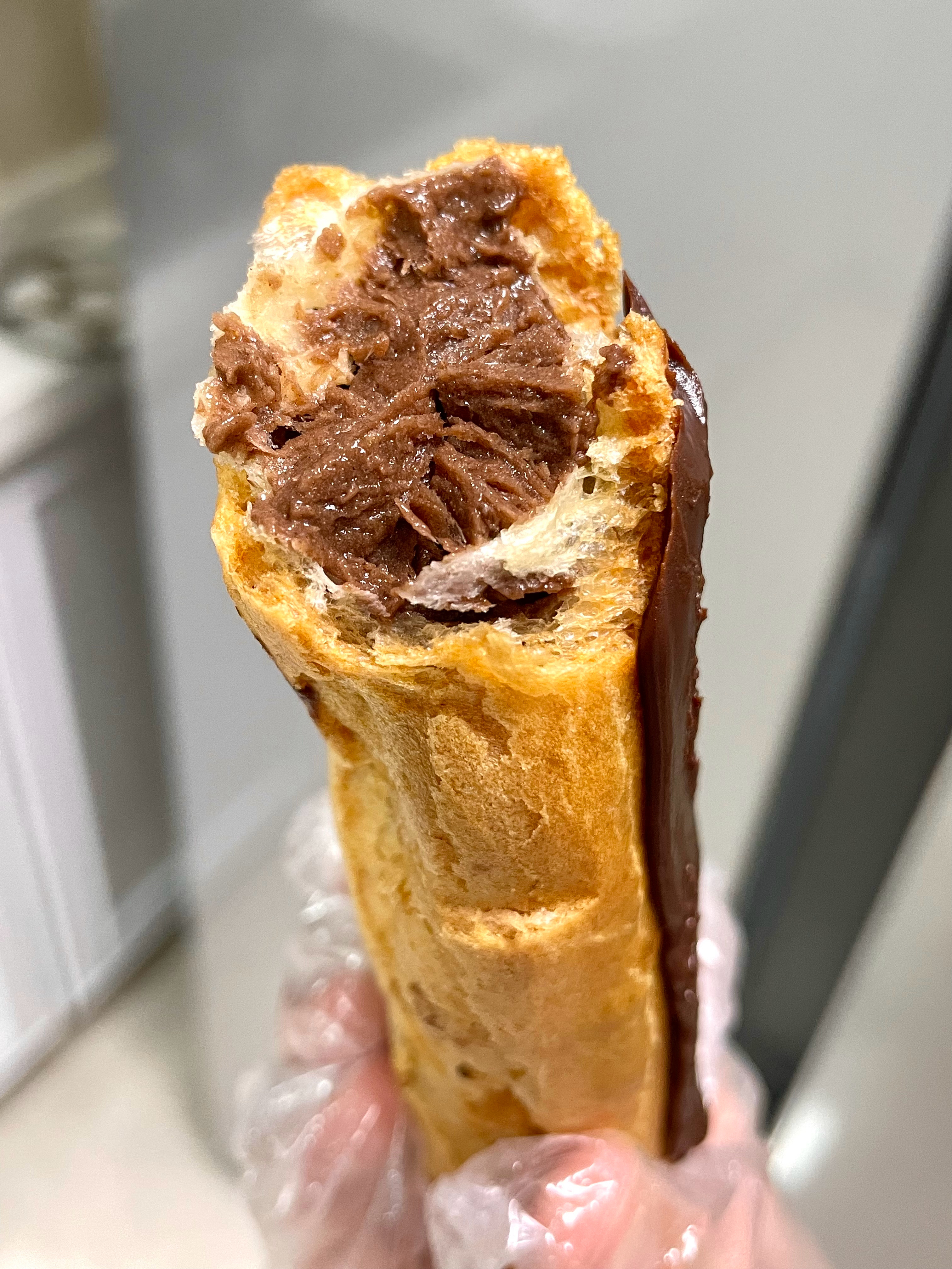 山姆这个闪电泡芙可可味也太浓郁咯，冷冻室里拿出来泡芙外皮都还是酥酥的口感，里头是