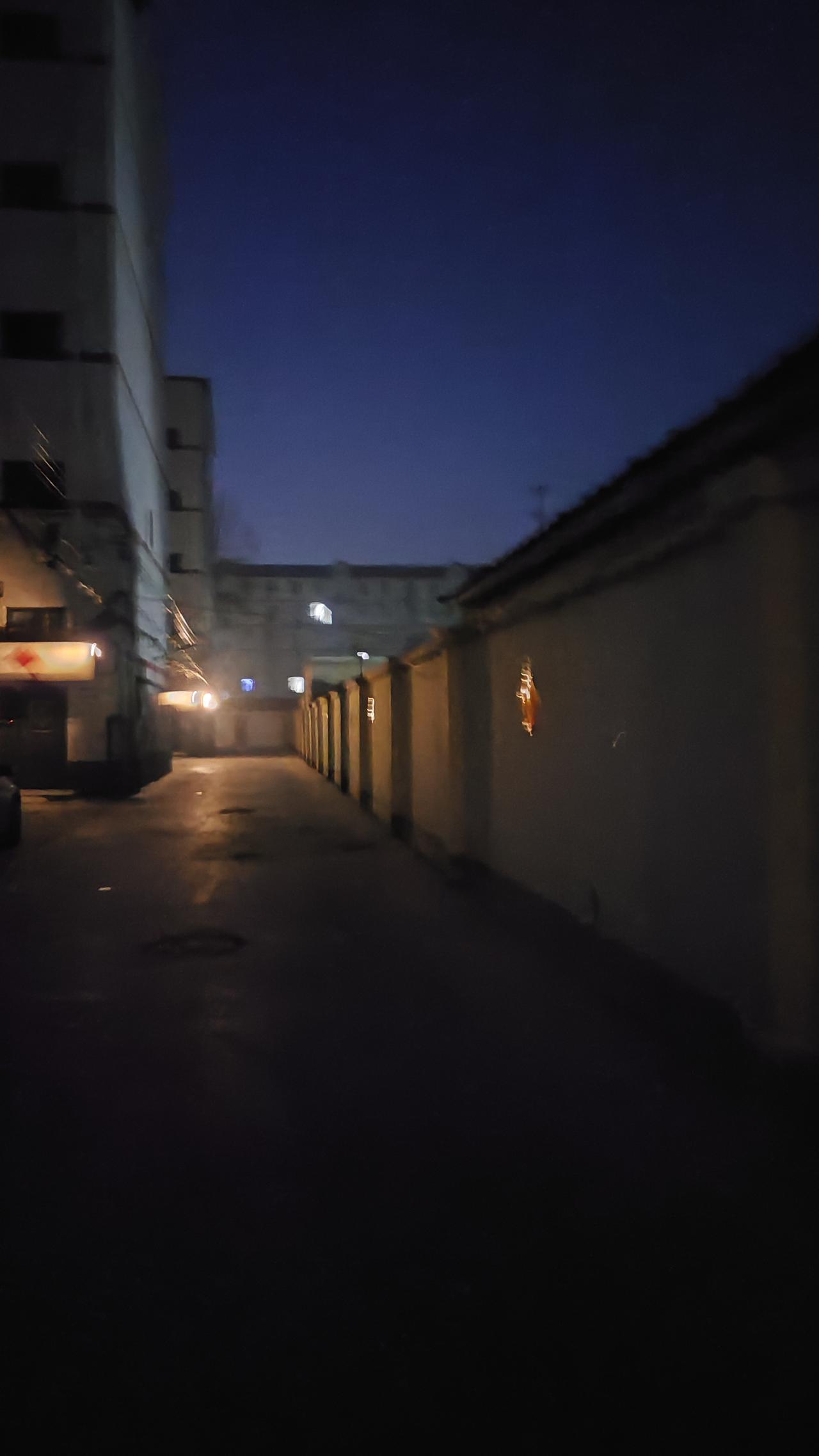 妈妈早上6点10分出门，送孩子去学校，以为自己很辛苦……

孩子在镇上读初中，住