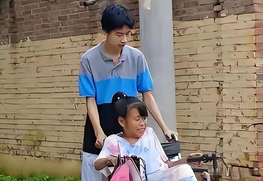从寒门状元到清华博士：
庞众望的9年蜕变。
2017年，河北学子庞众望凭744分